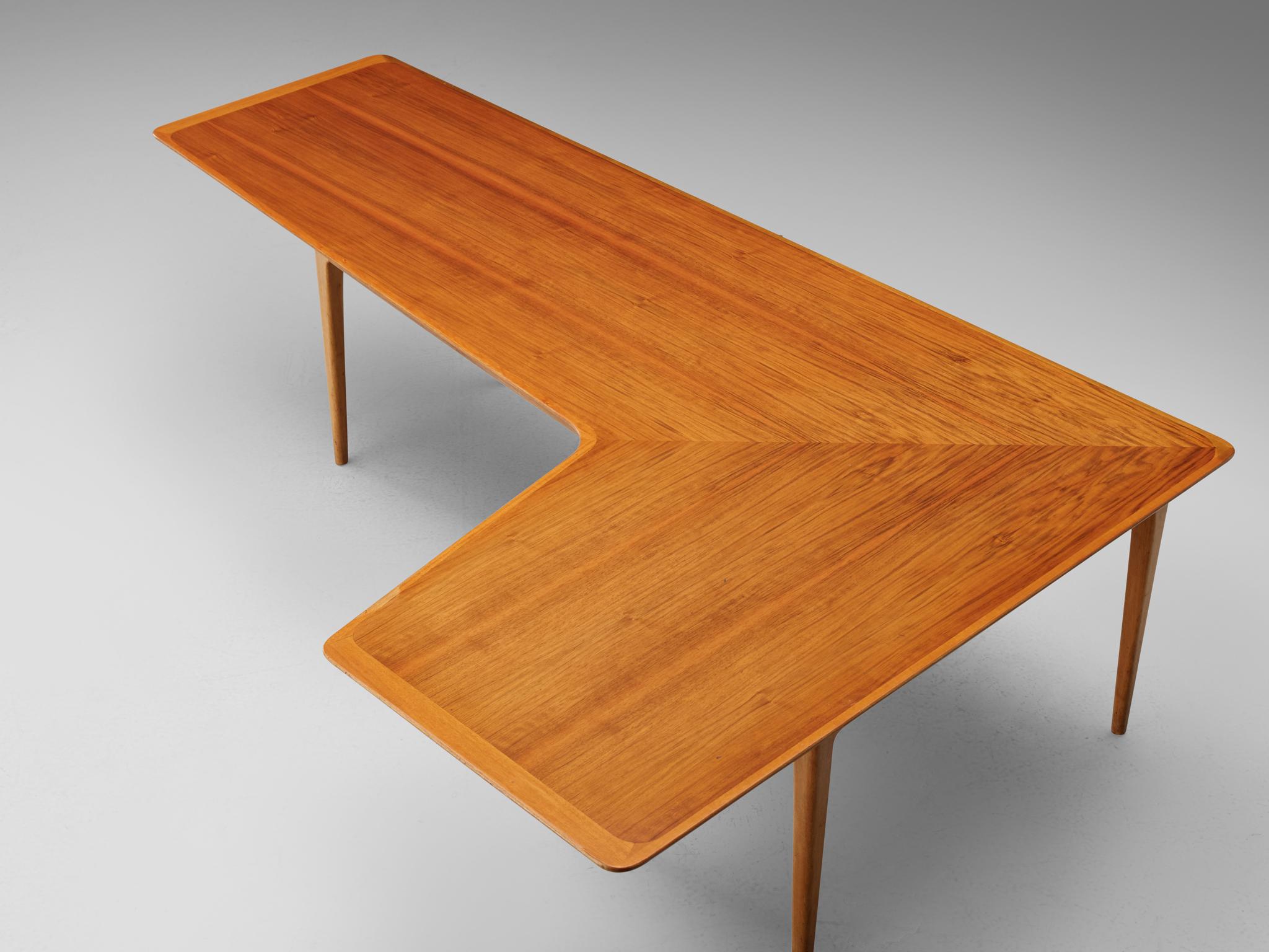 Danish Boomerang Shaped Coffee Table in Walnut  In Good Condition For Sale In Waalwijk, NL