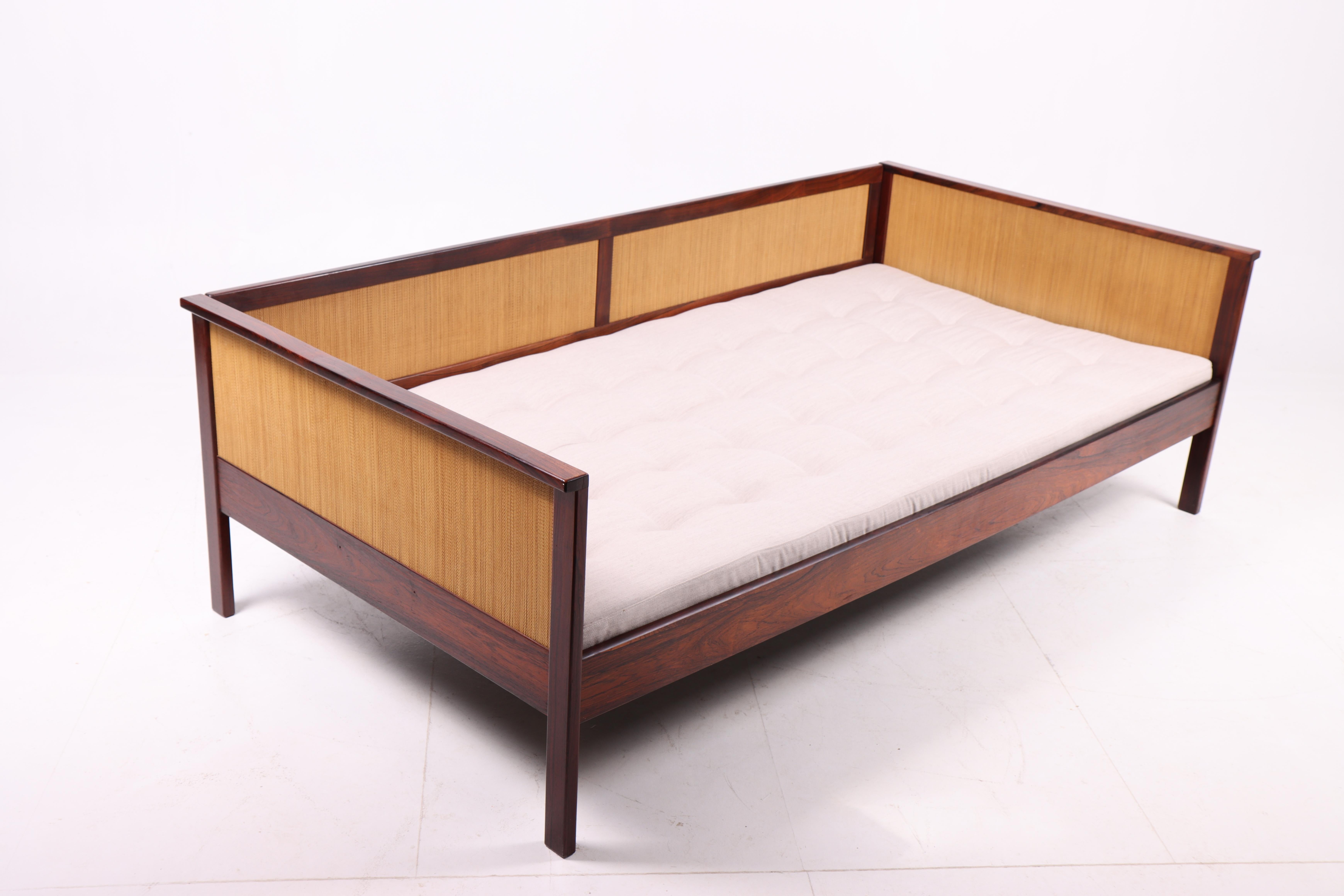 Lettino danese freestanding in palissandro con canna e materasso appena imbottito in vendita 3