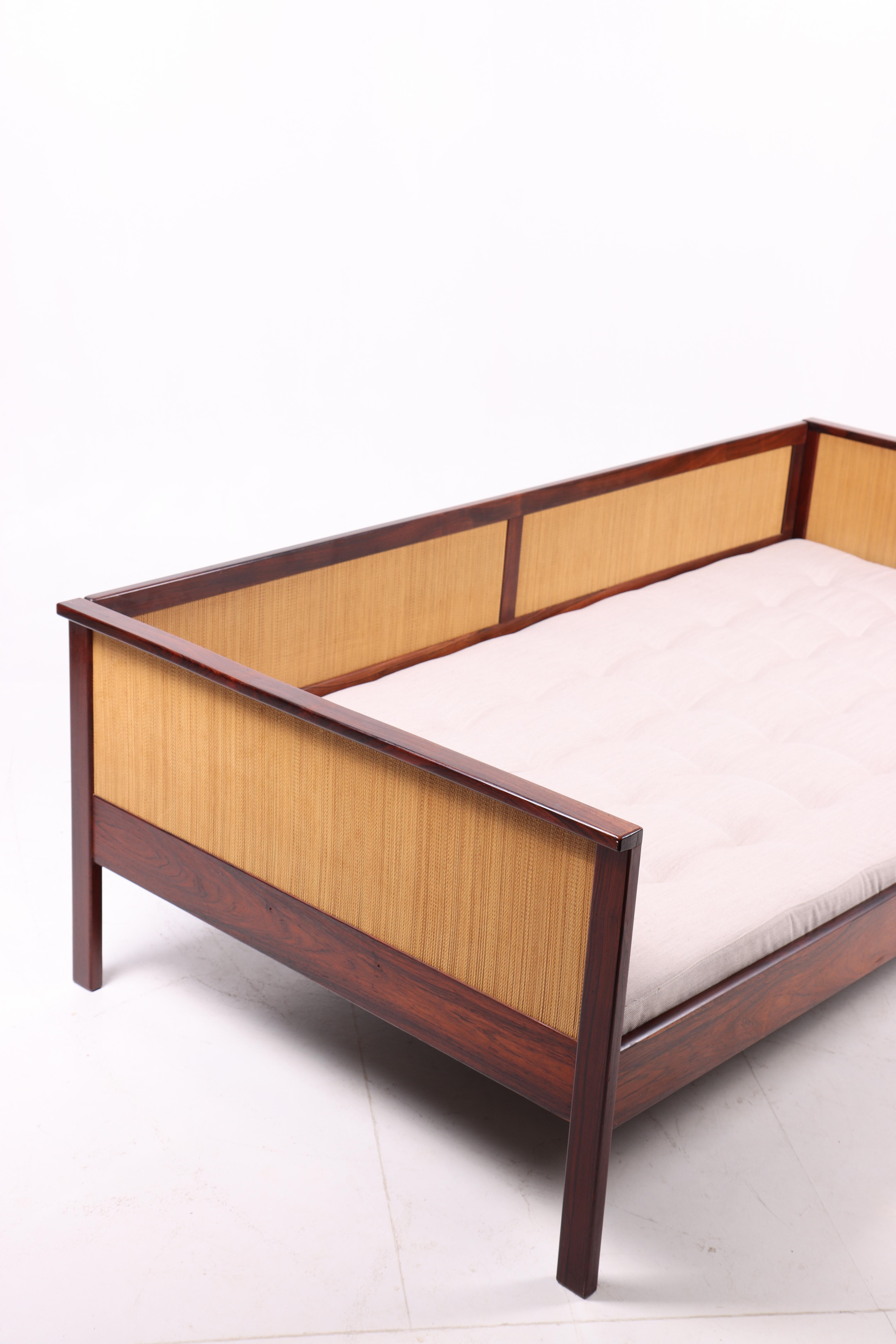 Lettino danese freestanding in palissandro con canna e materasso appena imbottito in vendita 4