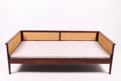 Lettino danese freestanding in palissandro con canna e materasso appena imbottito