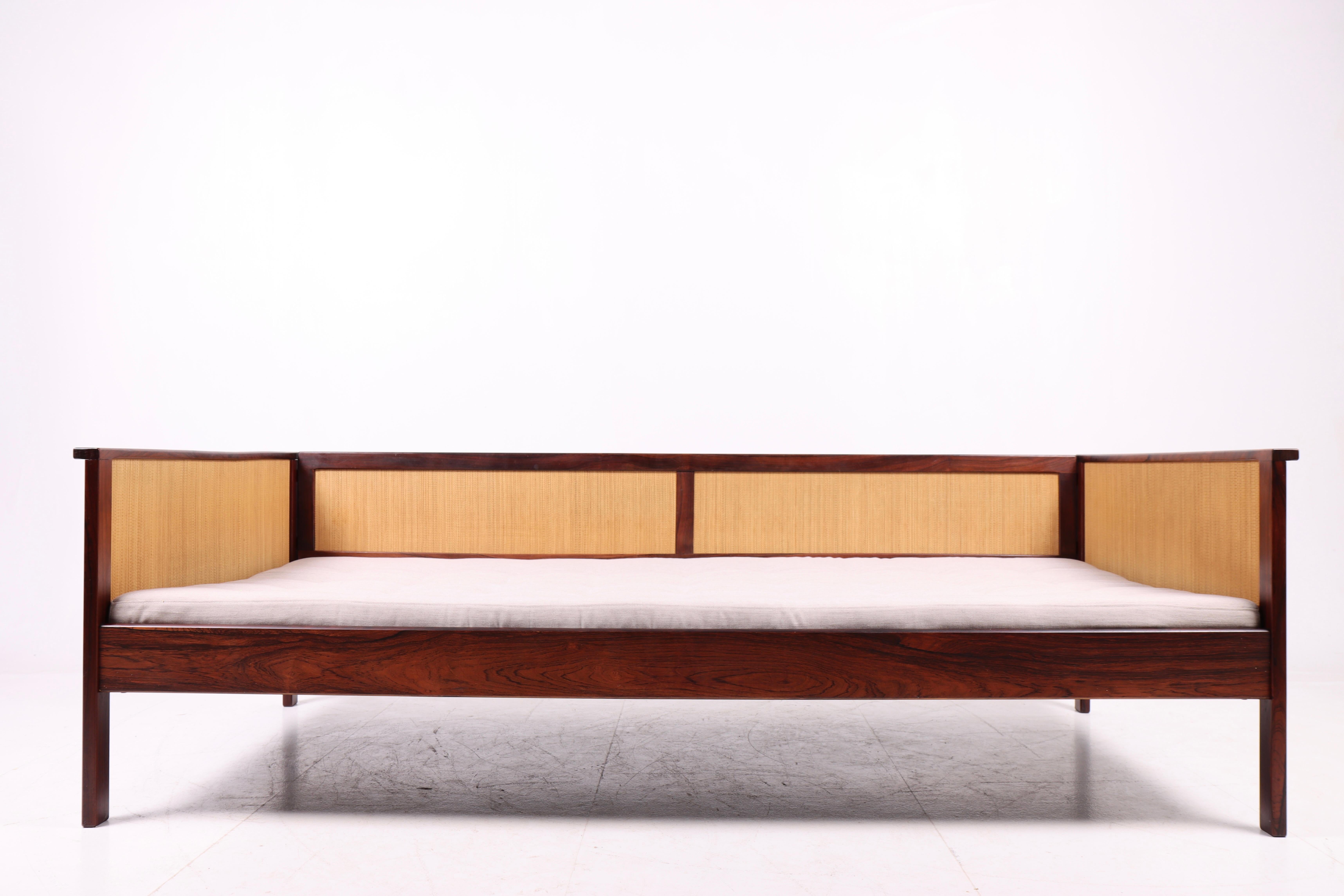 Mid-Century moderno Lettino danese freestanding in palissandro con canna e materasso appena imbottito in vendita
