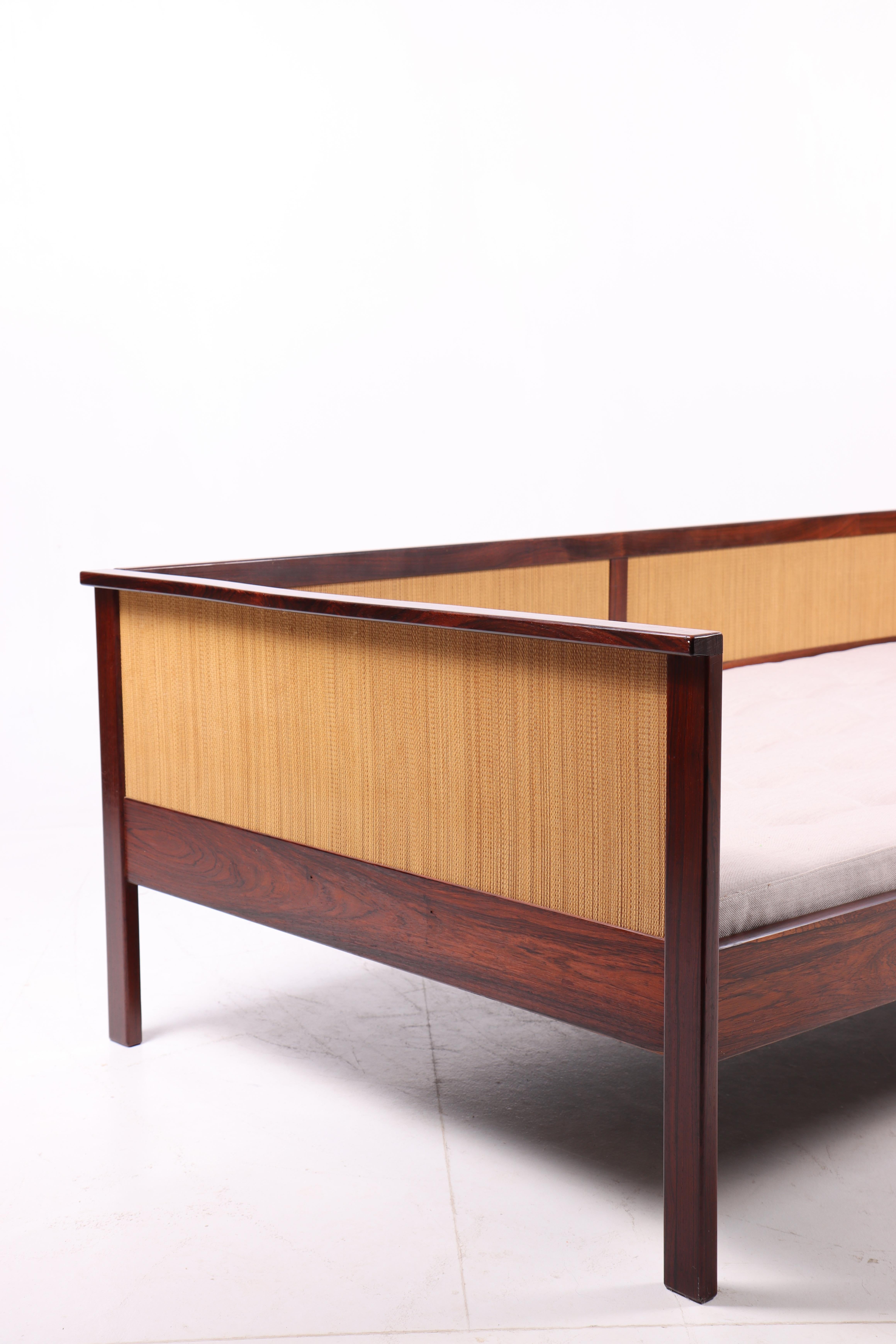 Lettino danese freestanding in palissandro con canna e materasso appena imbottito in vendita 2
