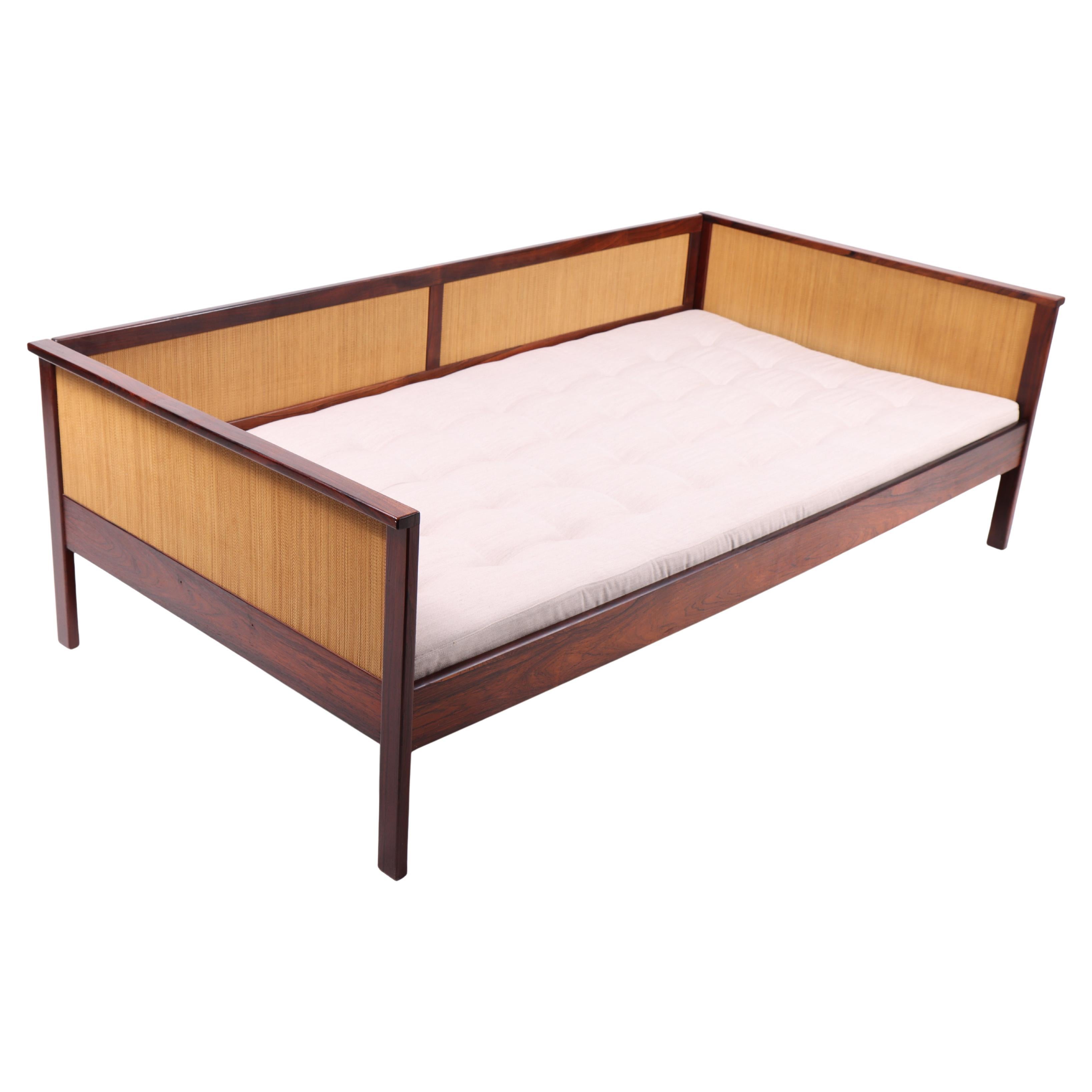 Lettino danese freestanding in palissandro con canna e materasso appena imbottito in vendita