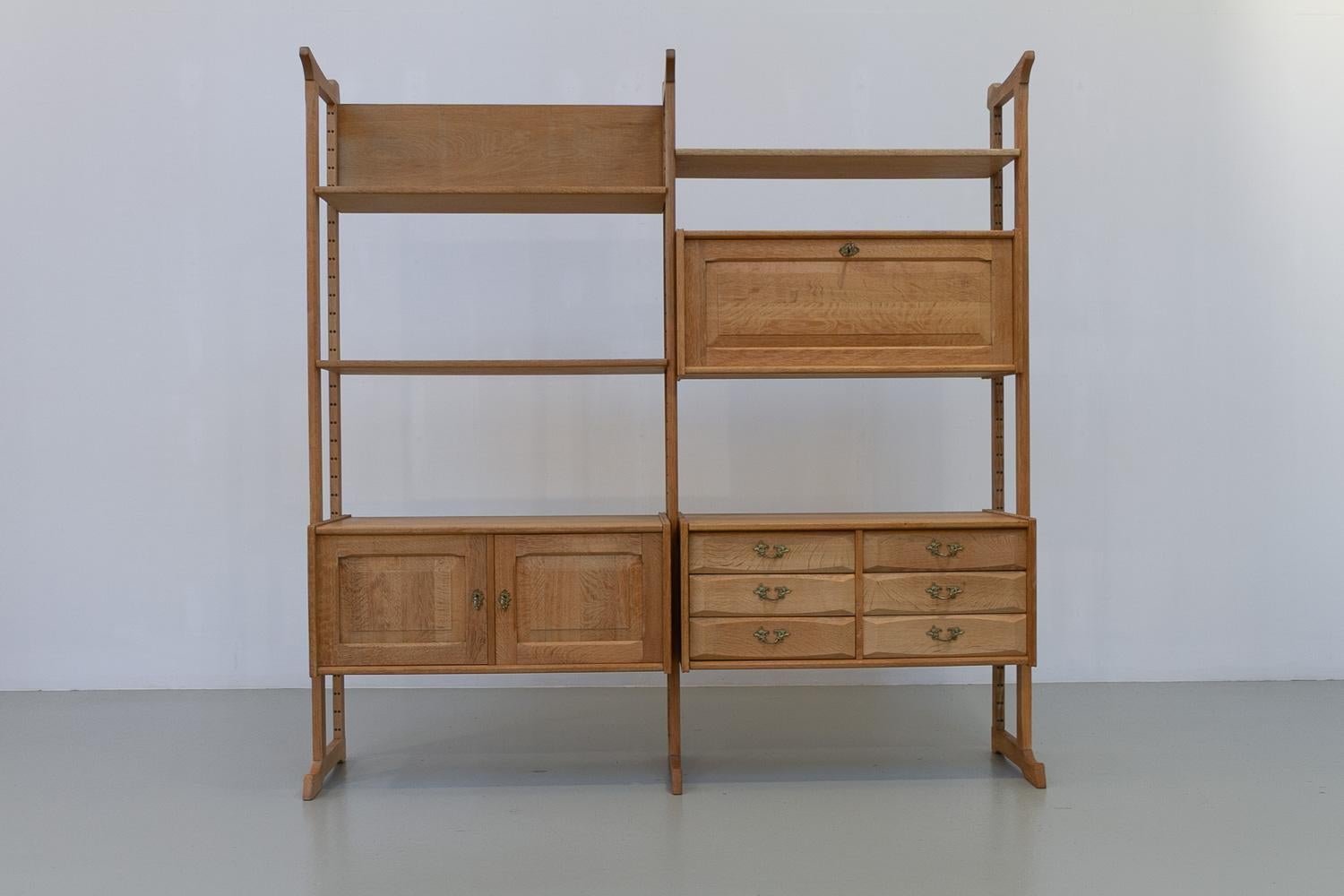 Freistehendes Bücherregal aus Eiche von Henning Kjærnulf für Nyrup Møbler, 1960er Jahre.

Dänisches Mid-Century Modernes modulares 2-Fach-Regalsystem aus massiver und furnierter heller nordischer Weißeiche. Dem dänischen Designer Henning Kjærnulf