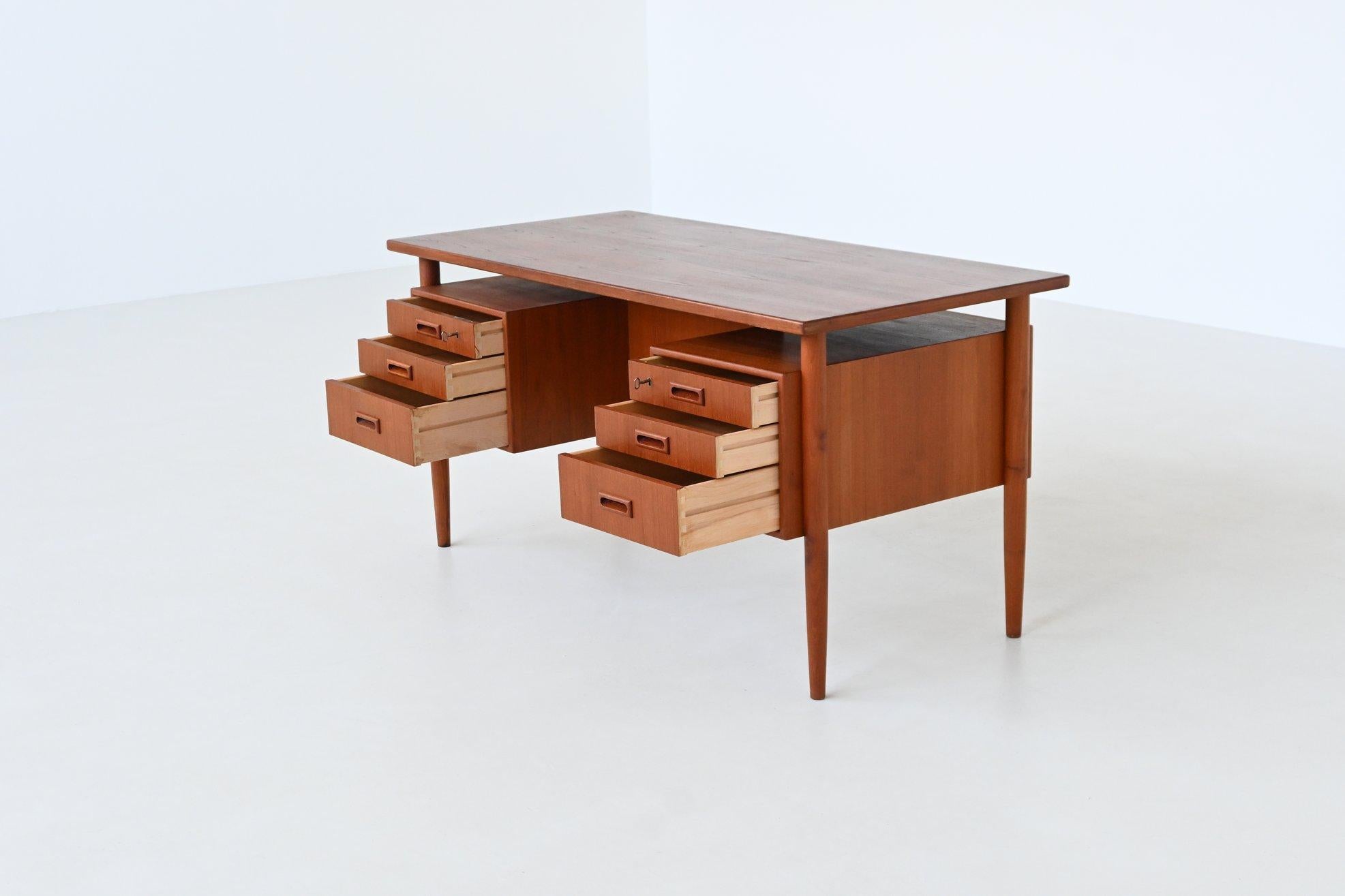 Danish freestanding symmetric desk in teak Denmark 1960 For Sale 4