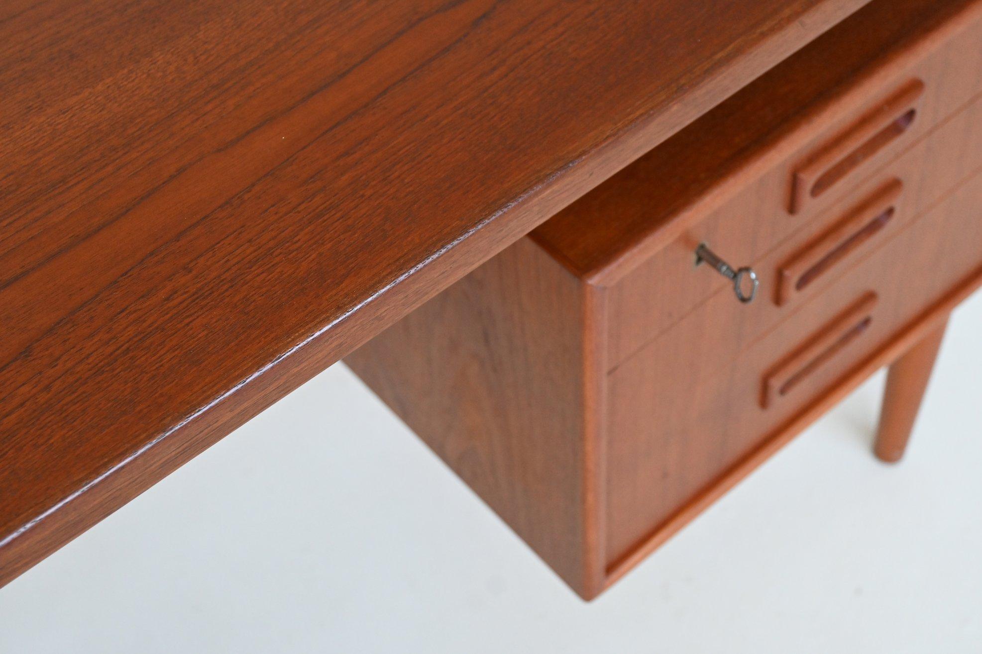 Danish freestanding symmetric desk in teak Denmark 1960 For Sale 8