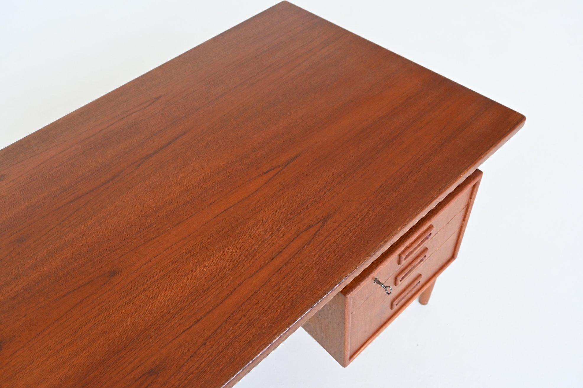 Danish freestanding symmetric desk in teak Denmark 1960 For Sale 9