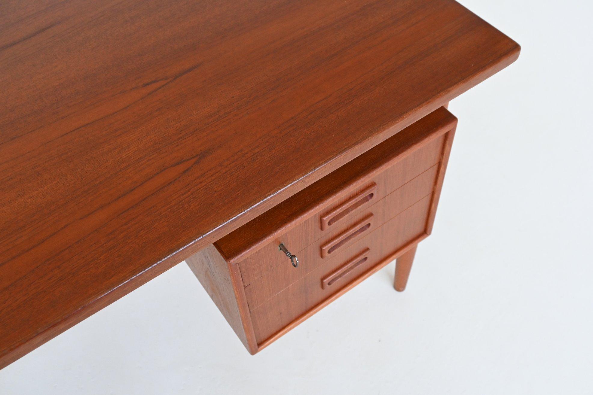 Danish freestanding symmetric desk in teak Denmark 1960 For Sale 2