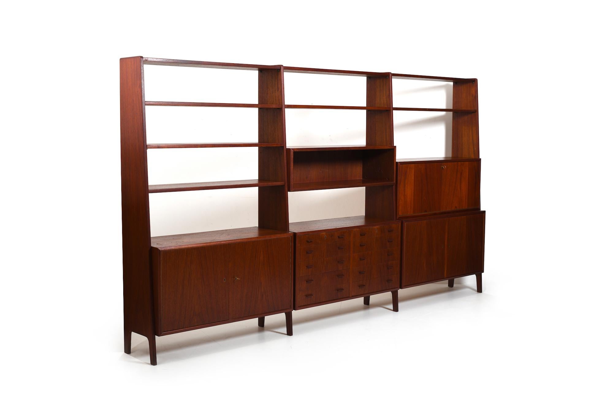 Dänisches freistehendes Regalsystem aus Teakholz 1950er Jahre mit Schränken (Moderne der Mitte des Jahrhunderts) im Angebot