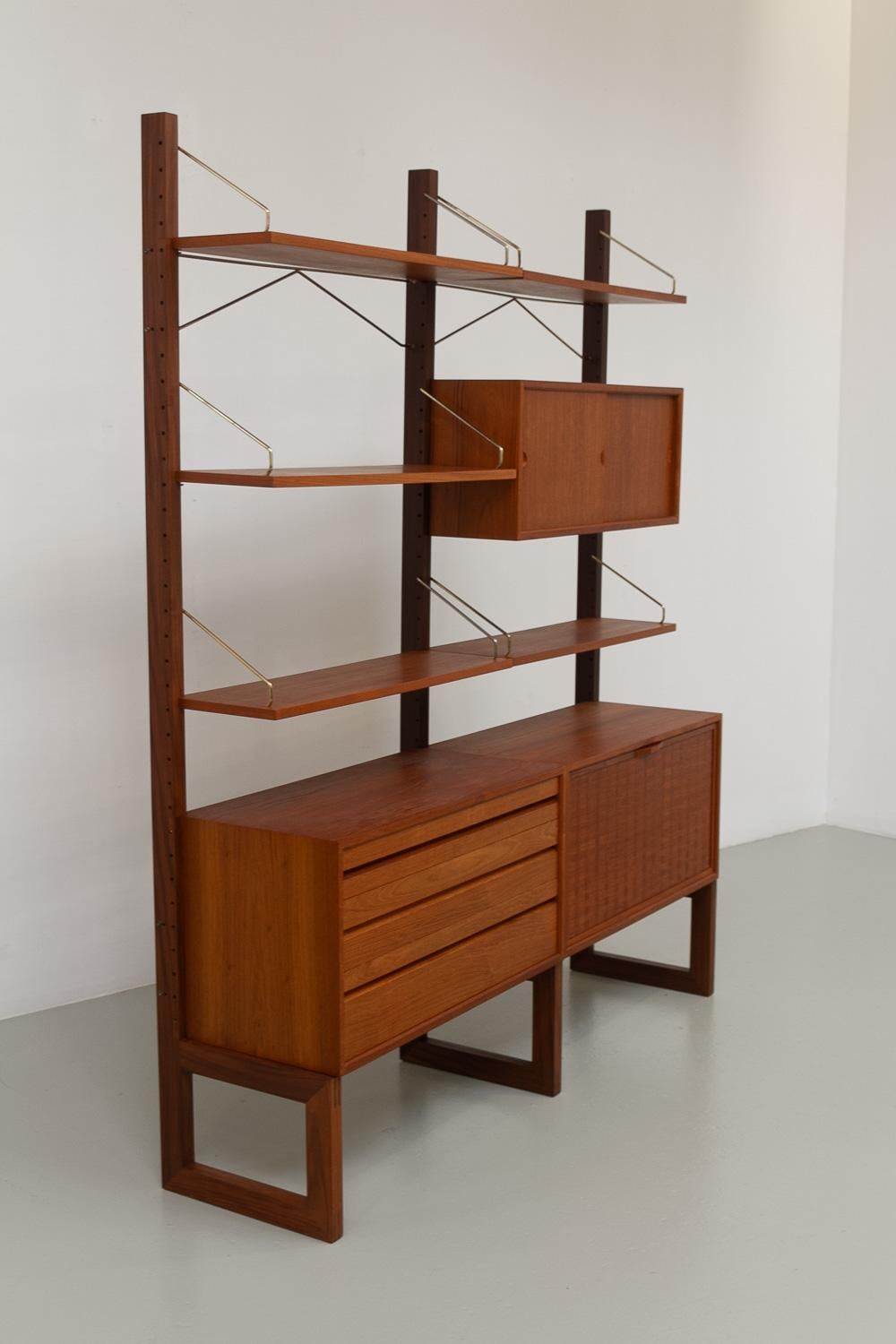Danish Freestanding Teak Wall Unit by Poul Cadovius for Cado, 1960s.

Danish Mid-Century Modern 2-bay modular free standing Royal Shelving System in teak by Poul Cadovius for Cado Denmark 1960s.

This version with the square wooden legs in solid
