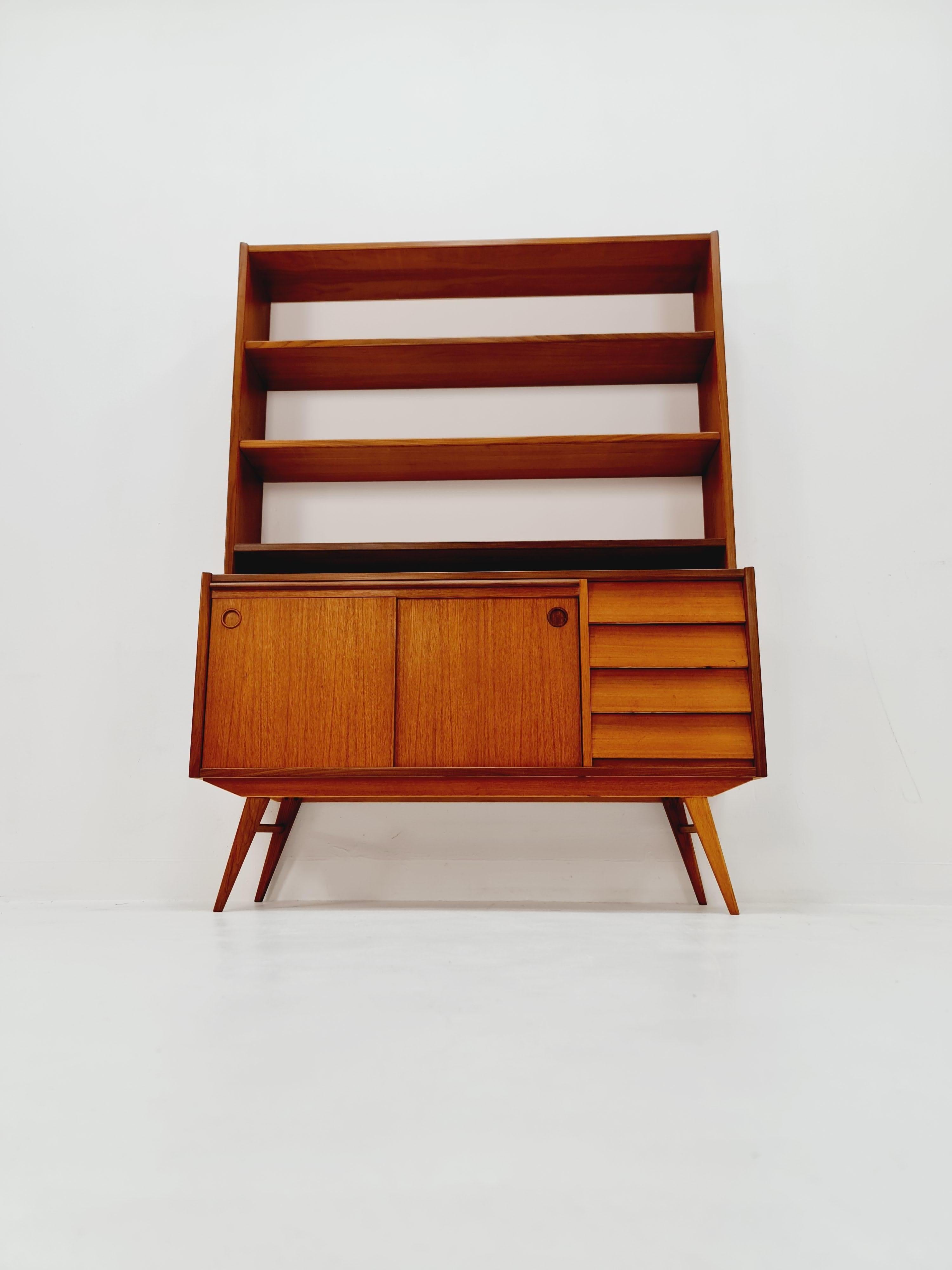 Dänisches vintage Bücherregal/ Bücherschrank Teakholz von Bengt Ruda, 1960er Jahre 

Design : Dänisches Design des Designers Bengt Ruda

Abmessungen:

Höhe: 73 ------ 164   cm
Breite: 121  cm 
Tiefe: 23 ------39   cm
Schreibbereich : 37  cm 

Es ist