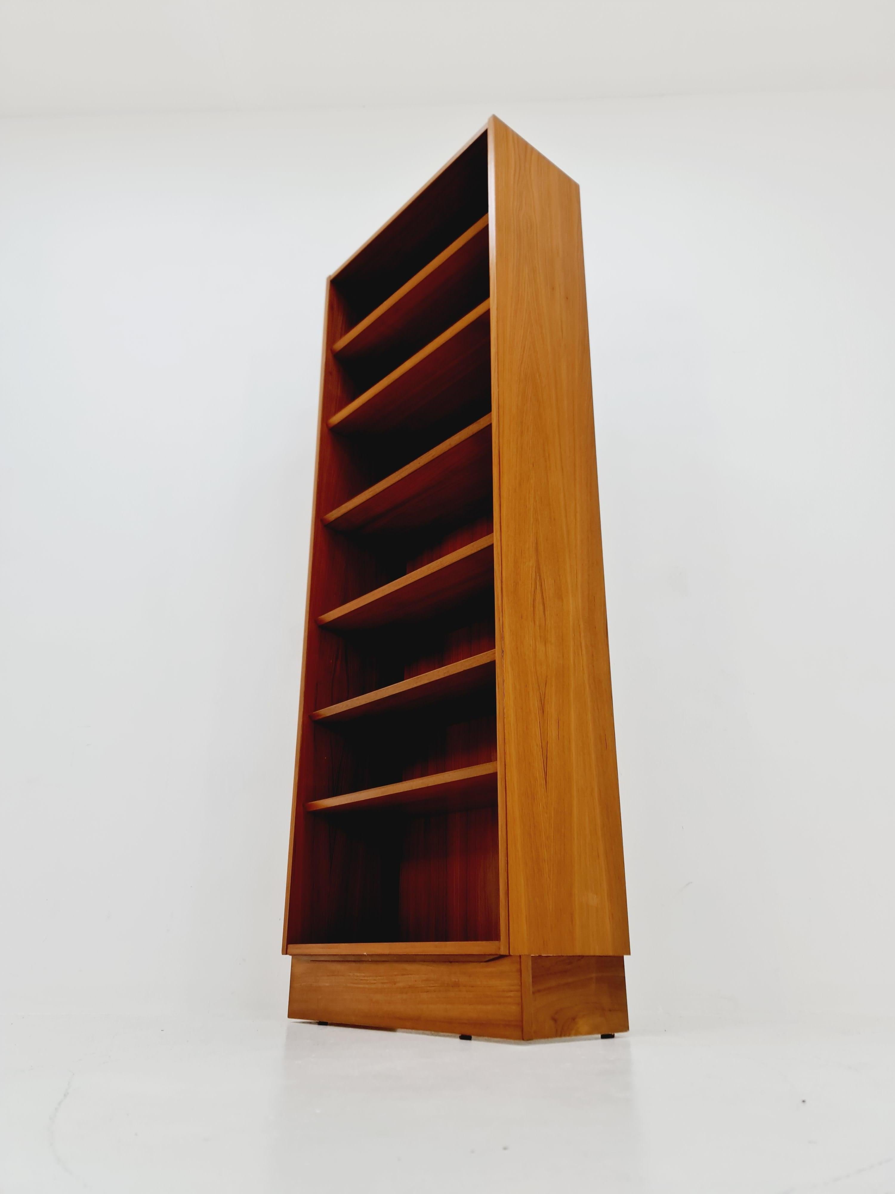 Danish freestanding vintage bookshelf system/ book case teak by Hundevad , 1960s

Dimensions:
Height: 195 cm
Width: 70 cm 
Depth: 31   cm


It is in good vintage condition, however, as with all vintage items some minor wear marks should be
