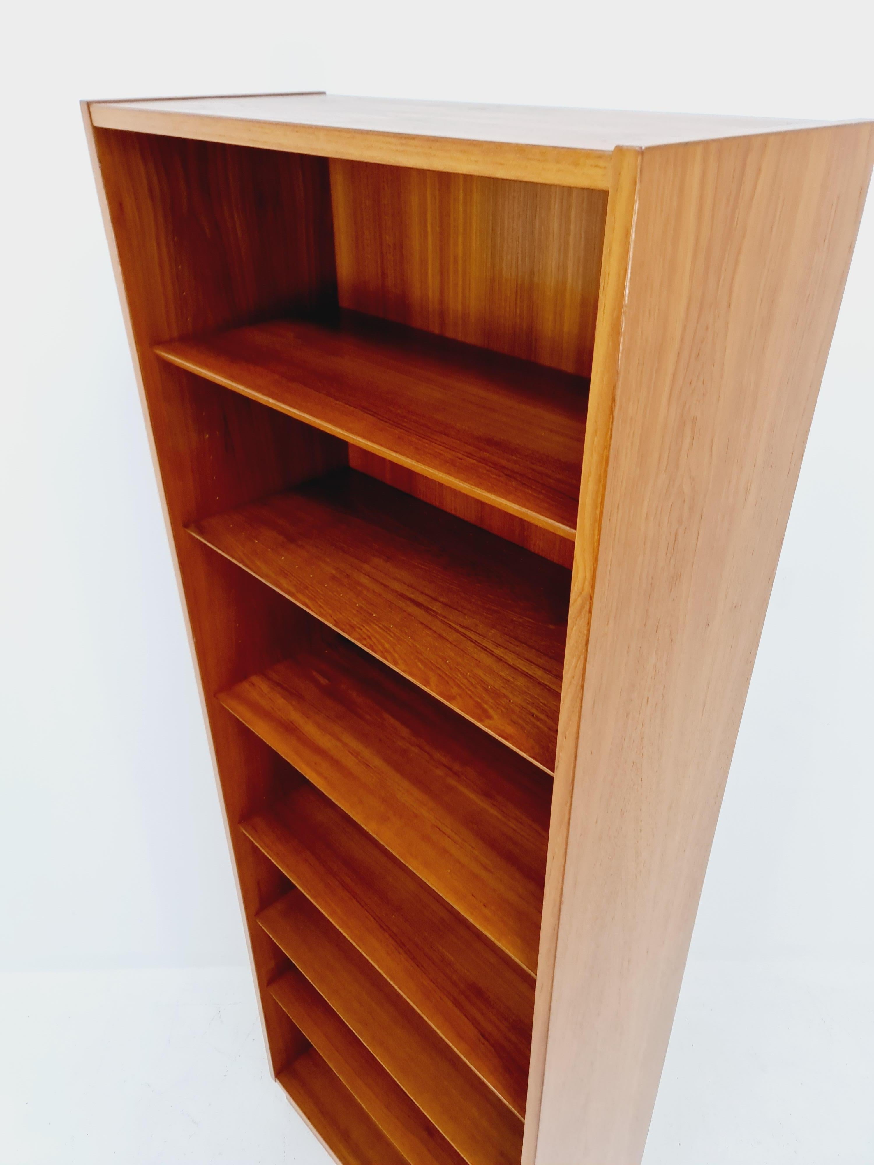 Scandinavian Modern Danish freestanding vintage bookshelf system/ book case teak by Hundevad , 1960s For Sale