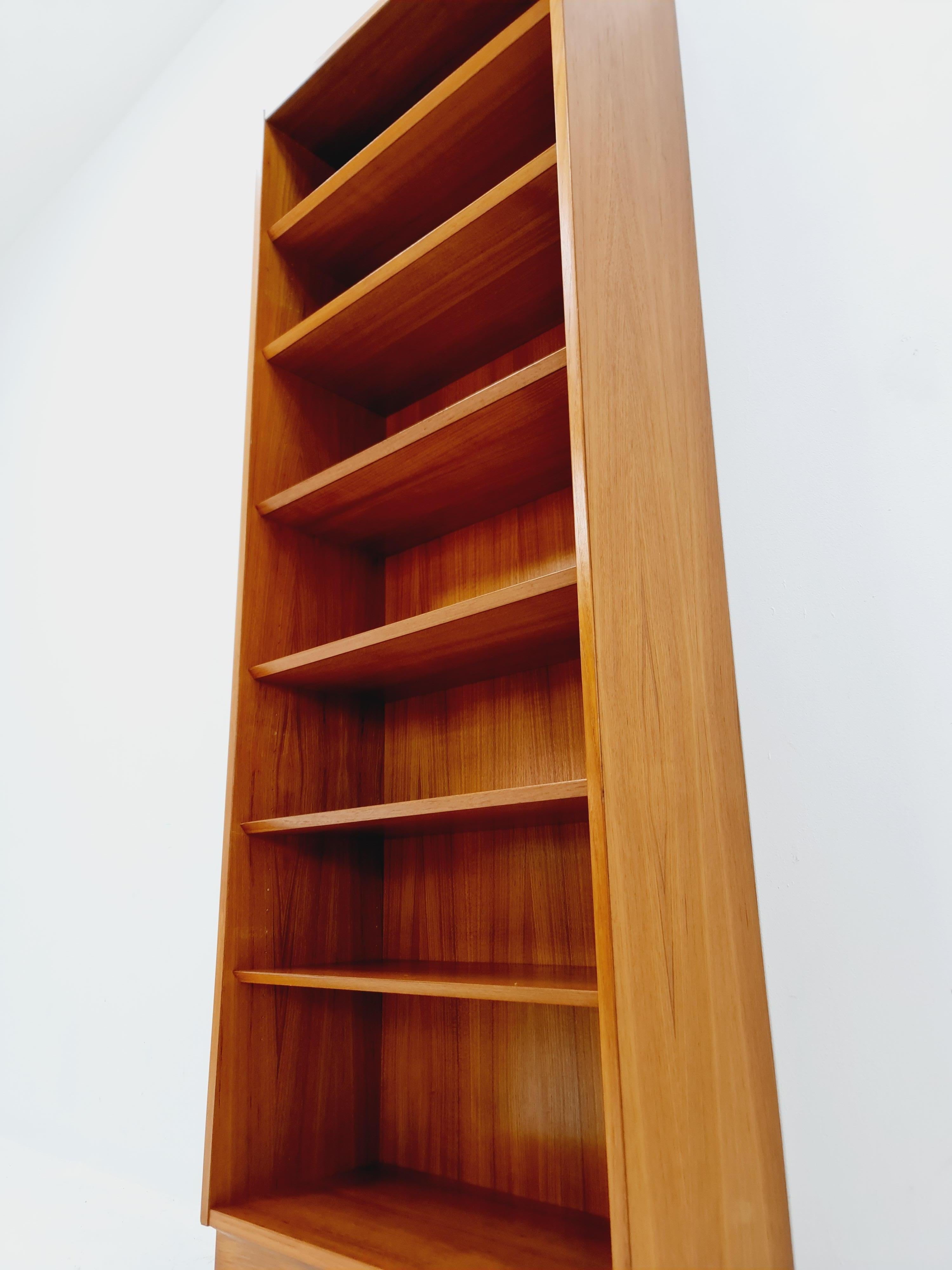Danish freestanding vintage bookshelf system/ book case teak by Hundevad , 1960s For Sale 2