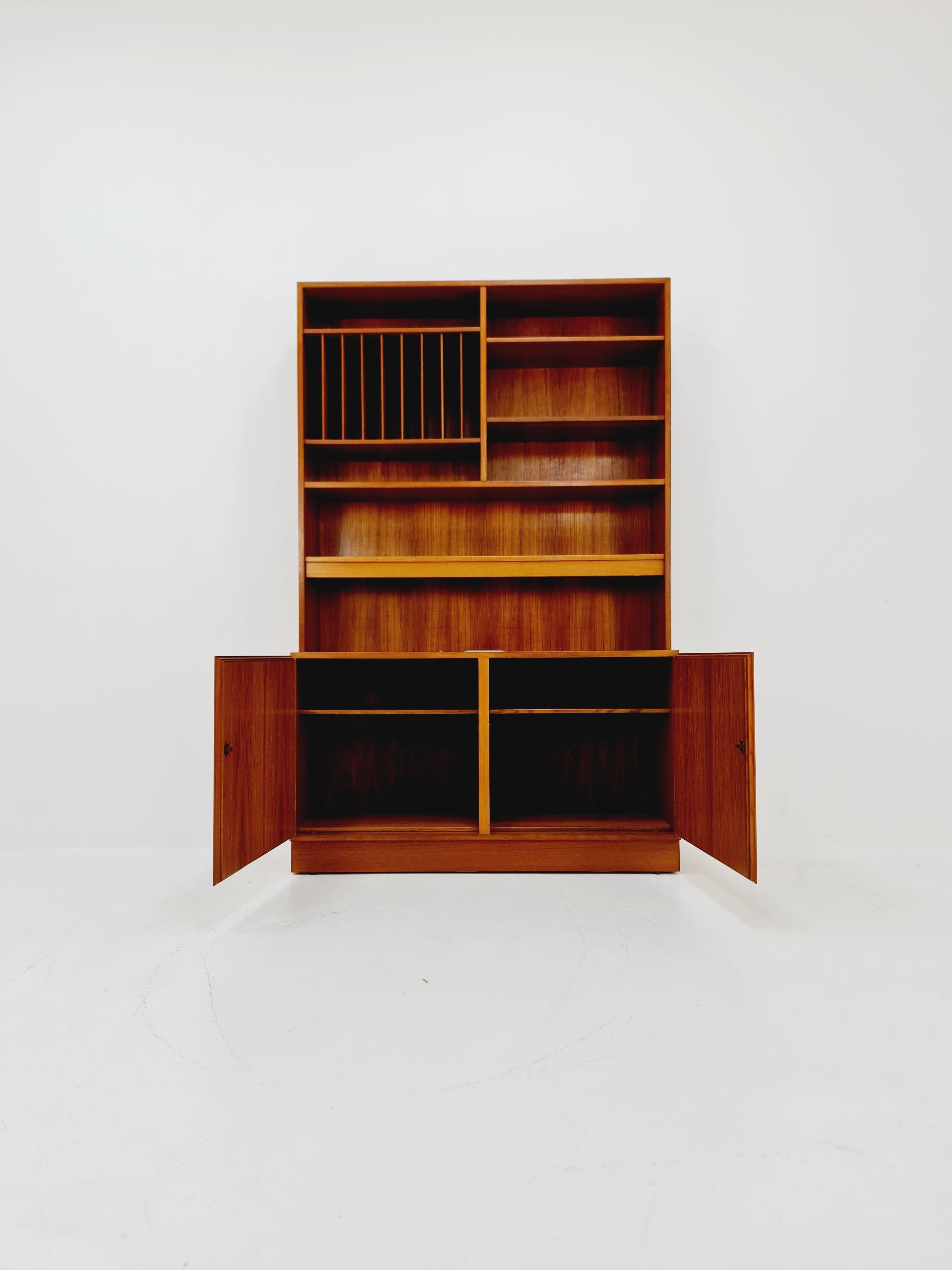 Danish freestanding vintage bookshelf system/ book case teak by Gunni Omann Jun , 1960s

Design : Danish design by the designer Omman Jun 

Dimensions:

Height: 188 cm
Width: 120  cm 
Depth: 42  cm


It is in good vintage condition, however, as with