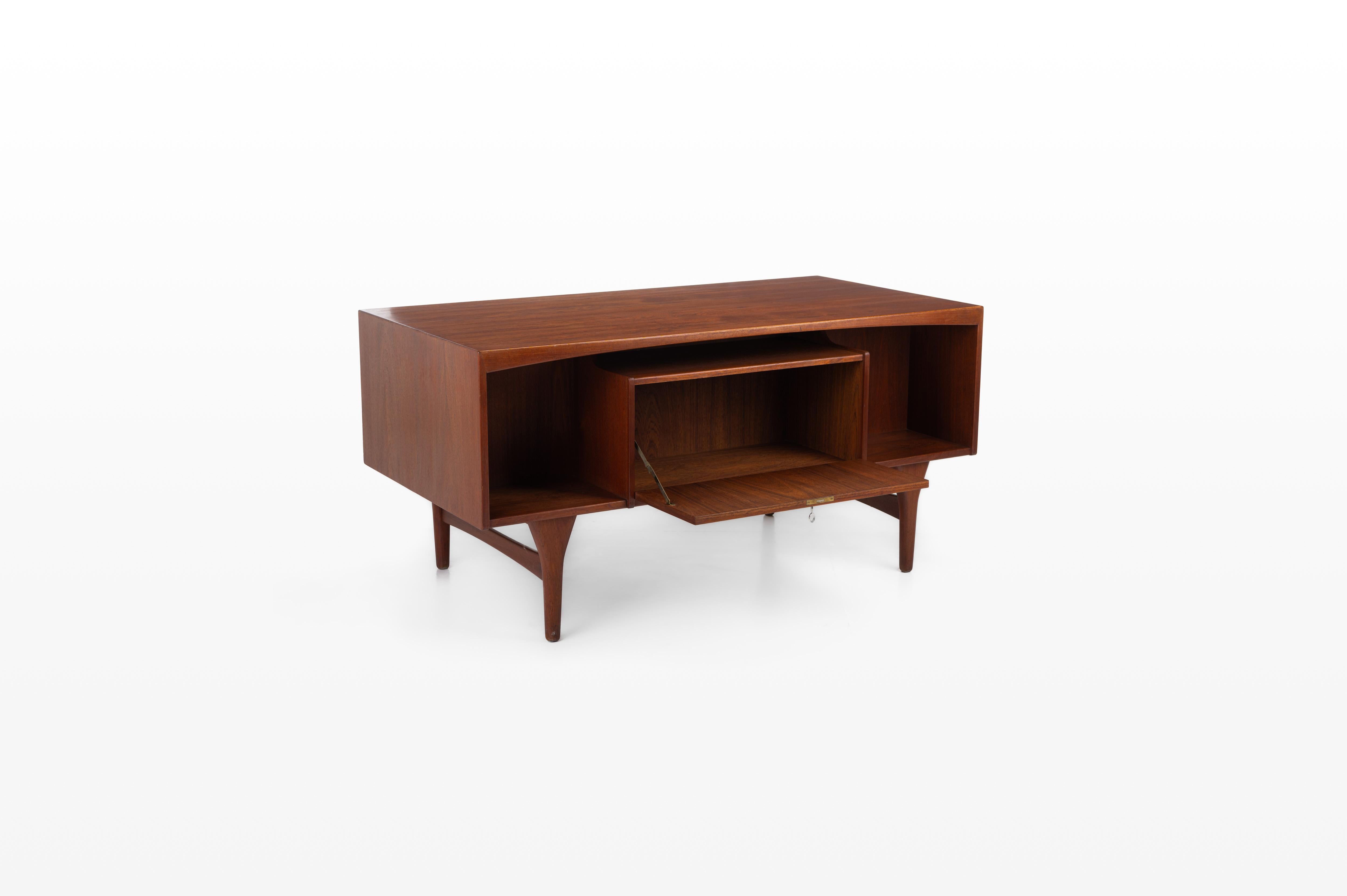 Mid-Century Modern Bureau danois autoportant de Valdemar Mortensen, années 1960 en vente