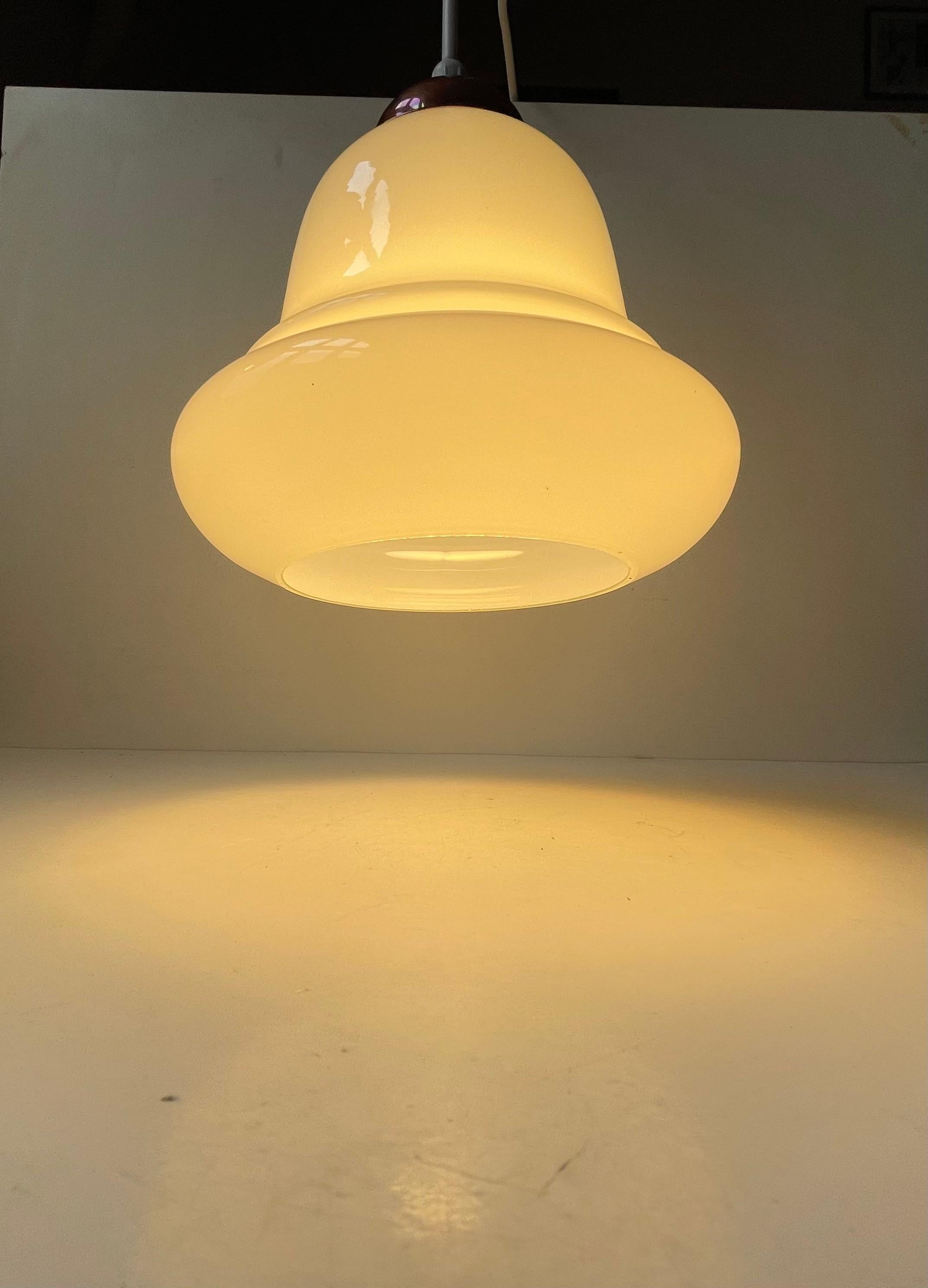 Art Déco Lampada a sospensione funzionalista danese a campana in vetro opalino e rame di Holmegaard in vendita