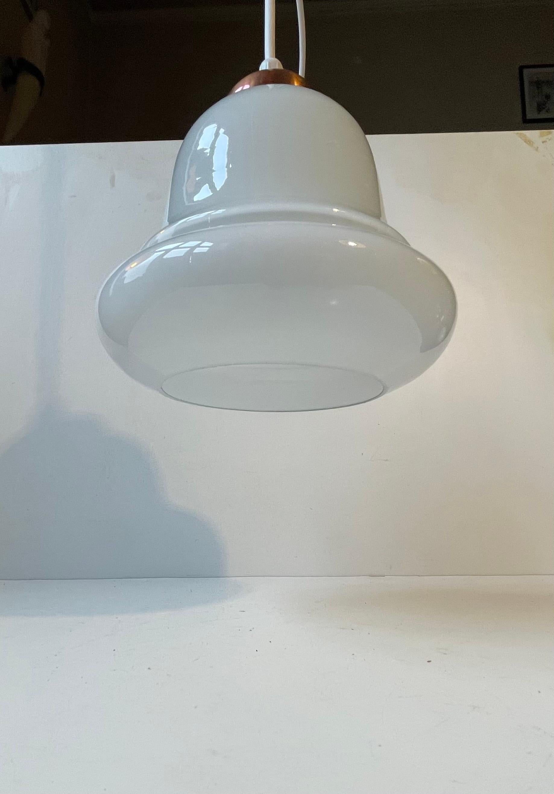 Lampada a sospensione funzionalista danese a campana in vetro opalino e rame di Holmegaard in vendita 2