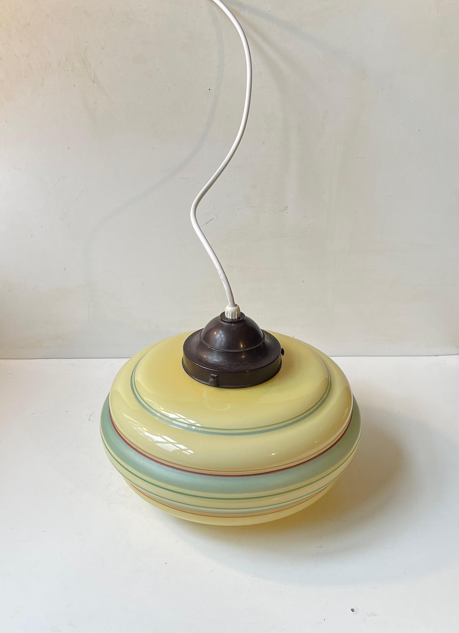 Lampe suspendue danoise fonctionnelle en verre opalin rayé, années 1930 en vente 3