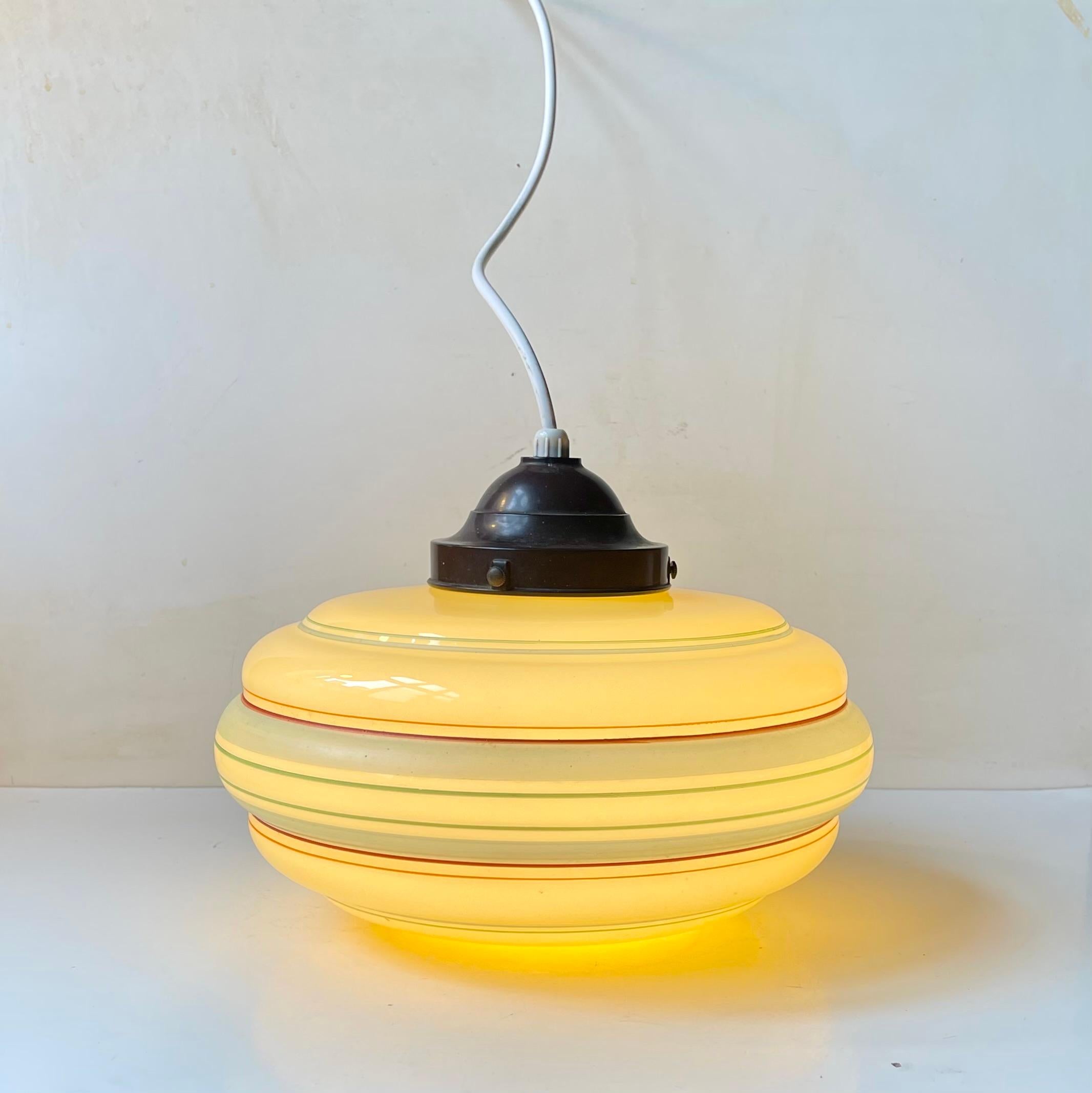 Lampe suspendue danoise fonctionnelle en verre opalin rayé, années 1930 en vente 4