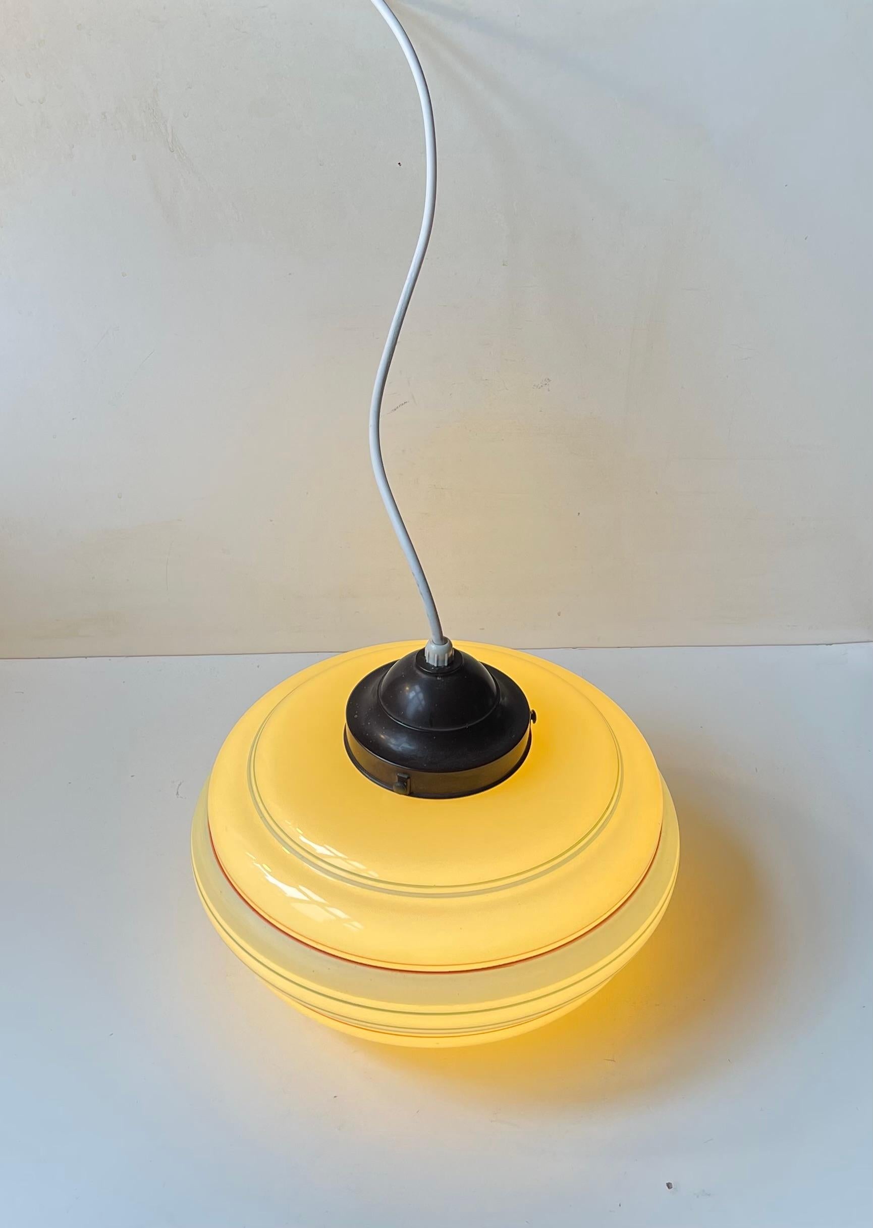 Lampe suspendue danoise fonctionnelle en verre opalin rayé, années 1930 en vente 5