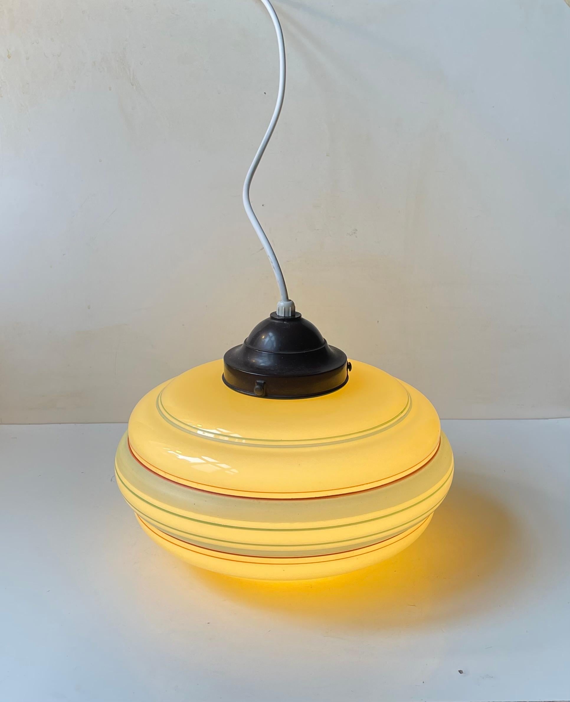 Lampe suspendue danoise fonctionnelle en verre opalin rayé, années 1930 en vente 6