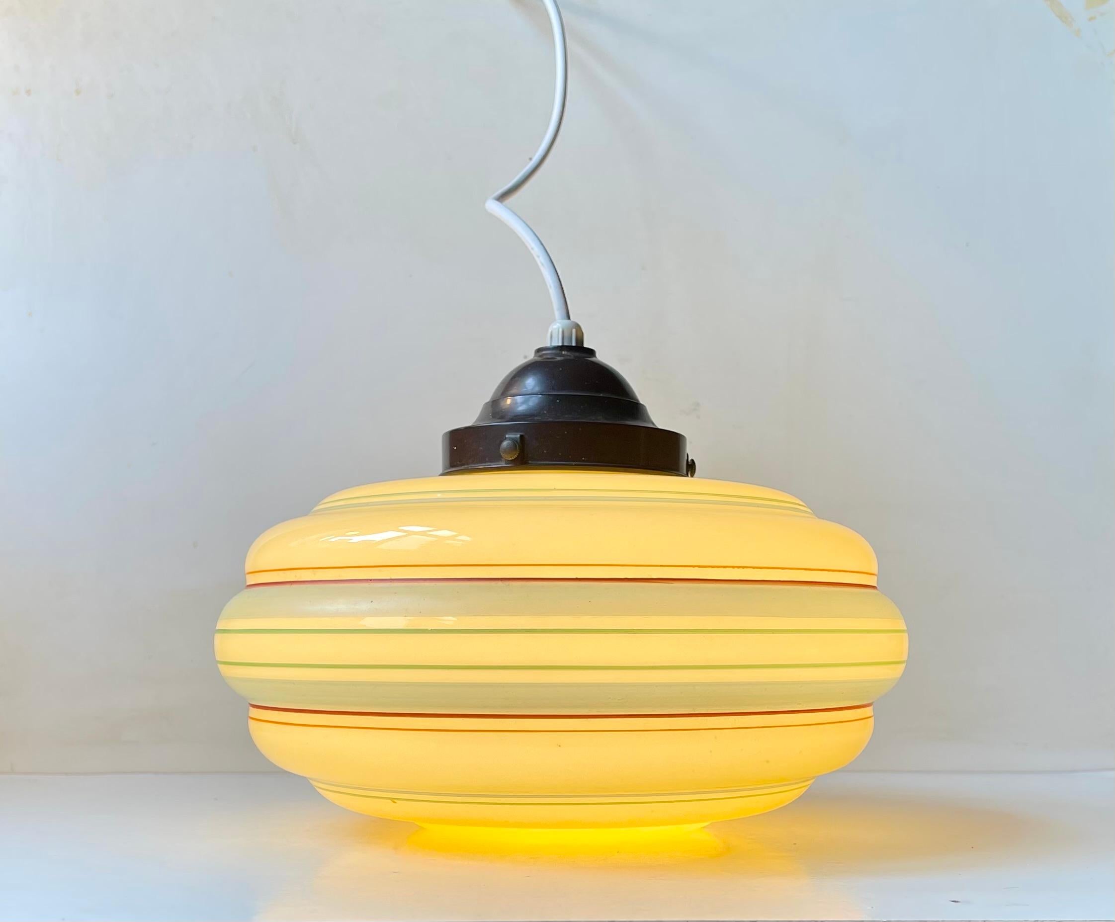 Lampe suspendue danoise fonctionnelle en verre opalin rayé, années 1930 Bon état - En vente à Esbjerg, DK