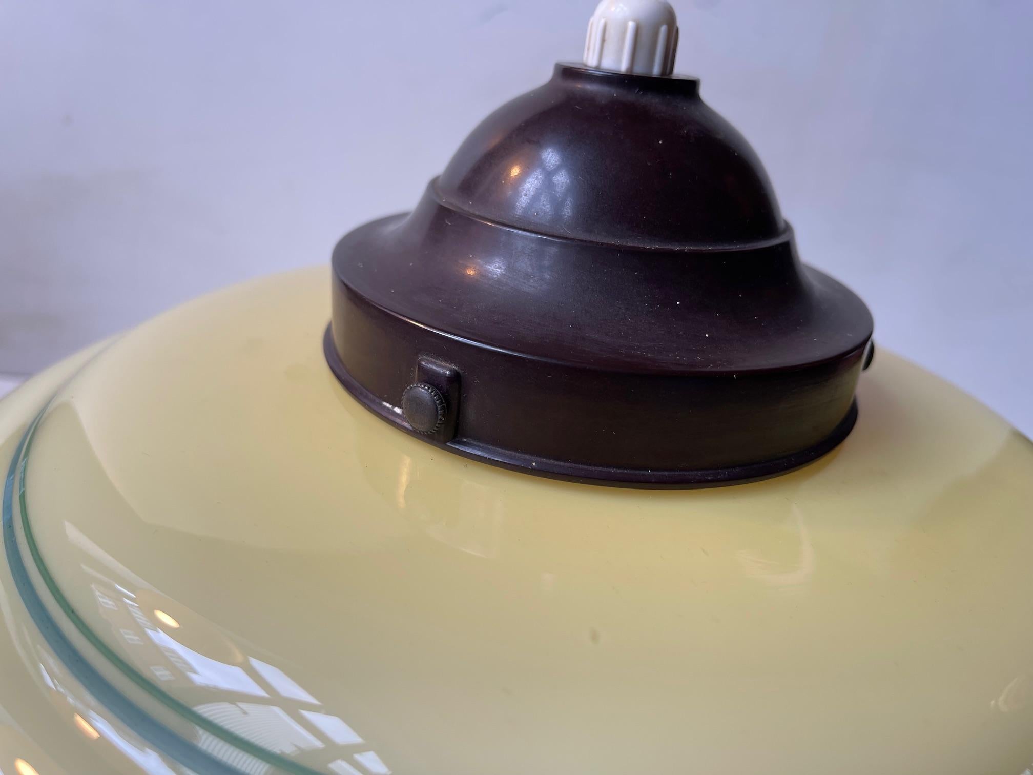 Lampe suspendue danoise fonctionnelle en verre opalin rayé, années 1930 en vente 2