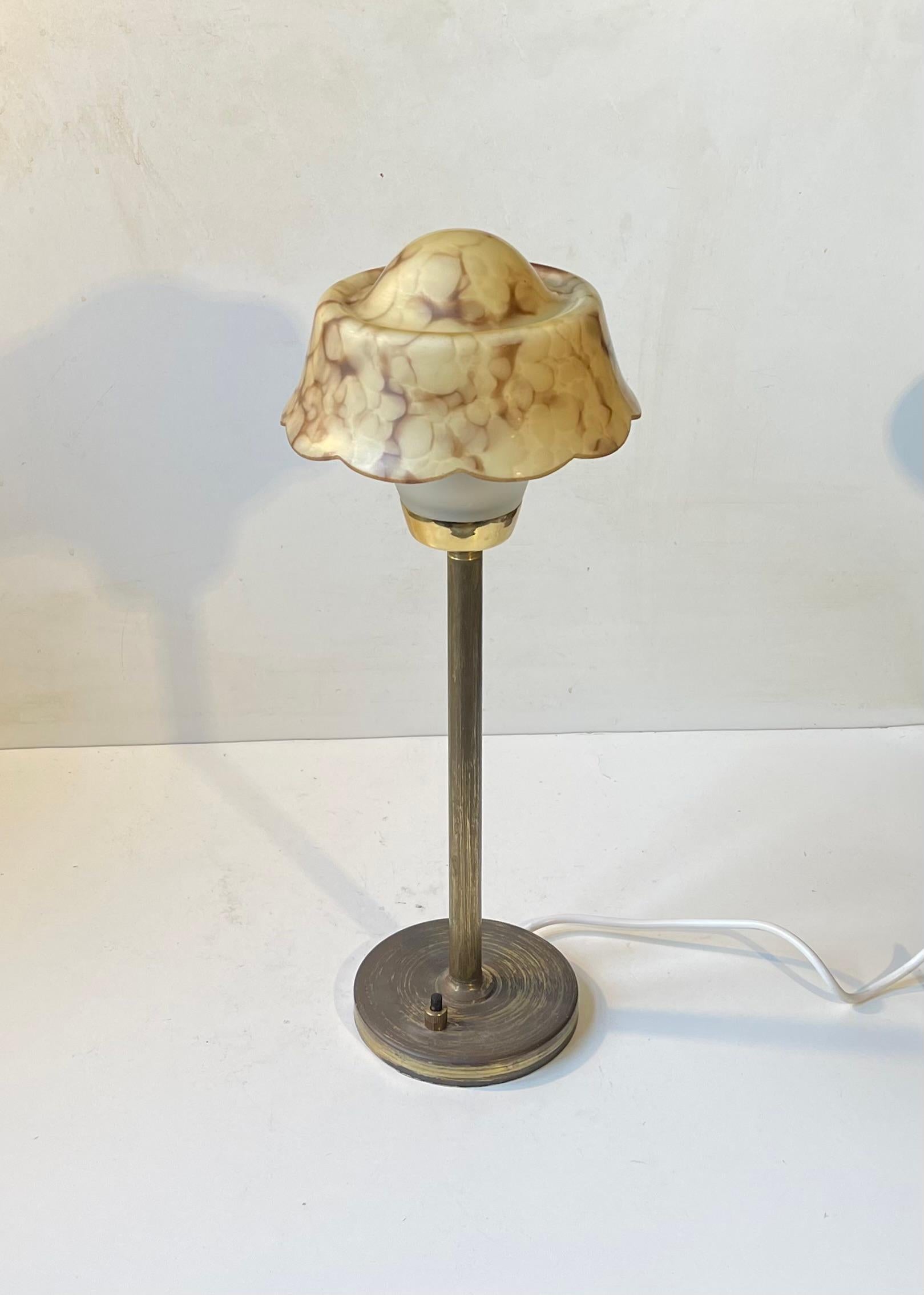 Lampe de bureau de style Art déco fabriquée par Fog et Mørup au Danemark dans les années 1940. La base et la tige sont en laiton patiné. L'emblématique abat-jour en verre opalin marbré ressemble à un œuf au plat, d'où son nom commun officieux :