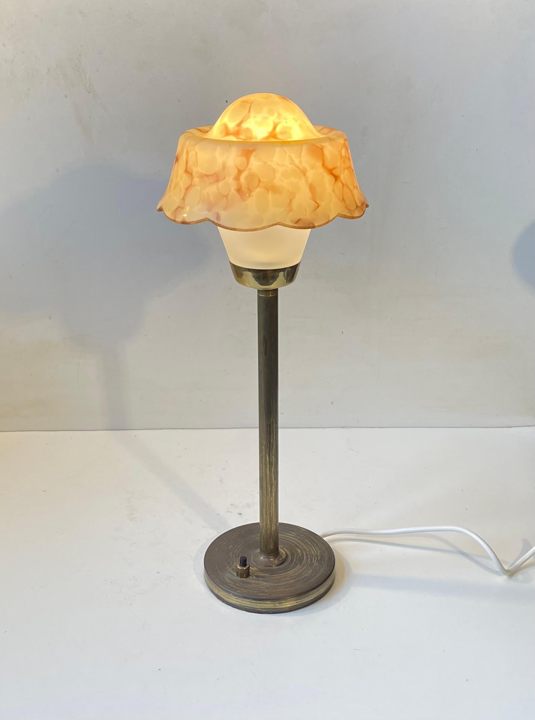 Art déco Lampe de table fonctionnaliste danoise en laiton et verre marbré par Fog & Mørup en vente