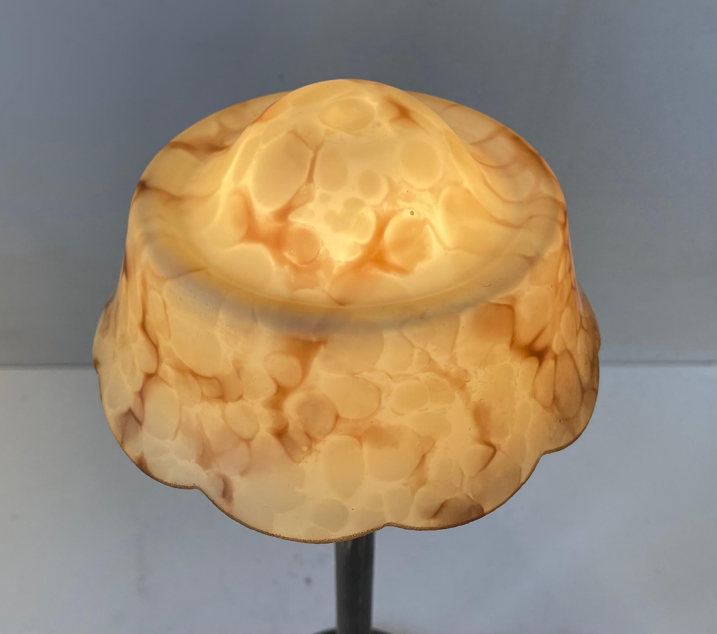 Patiné Lampe de table fonctionnaliste danoise en laiton et verre marbré par Fog & Mørup en vente