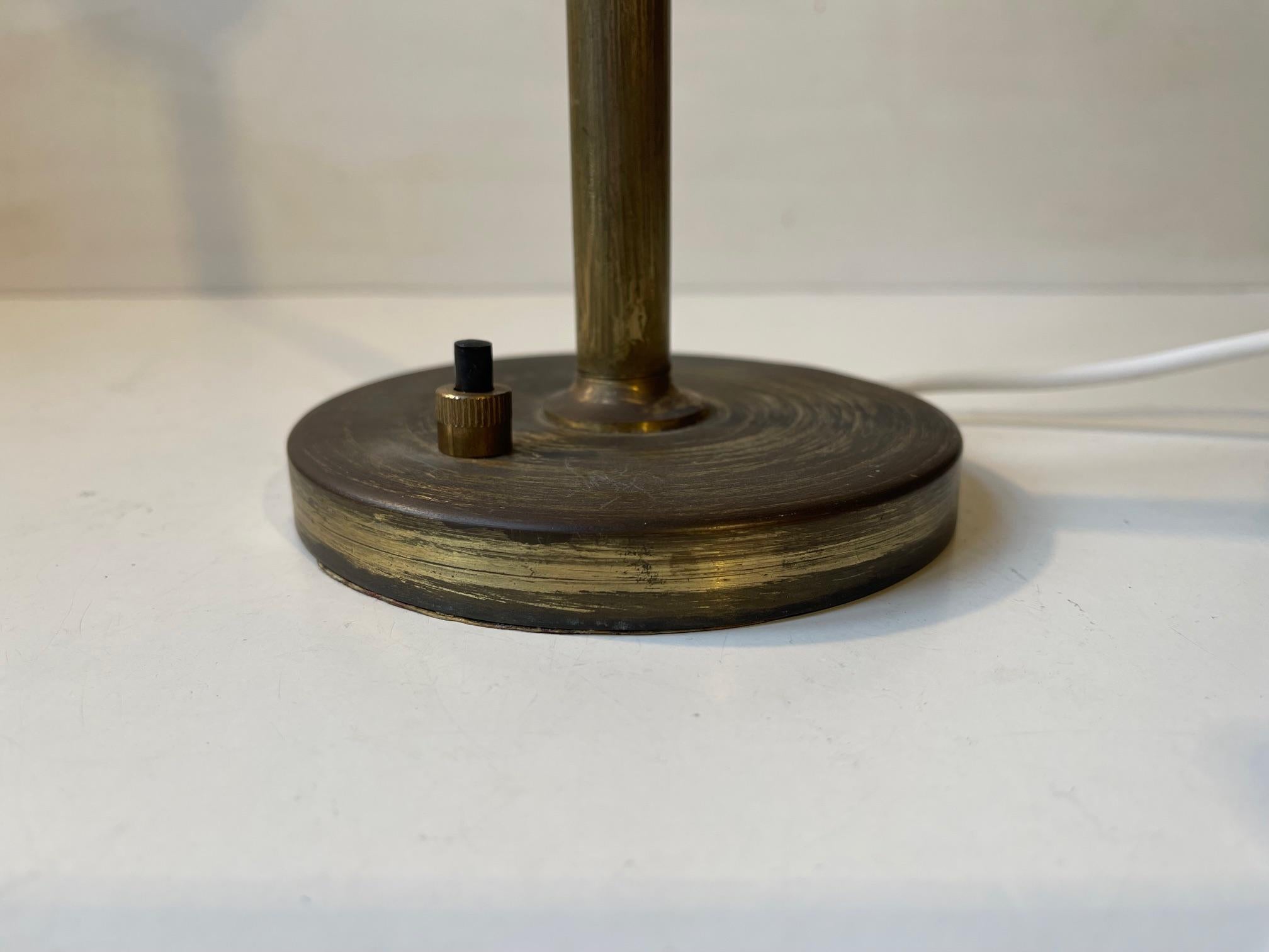 Milieu du XXe siècle Lampe de table fonctionnaliste danoise en laiton et verre marbré par Fog & Mørup en vente