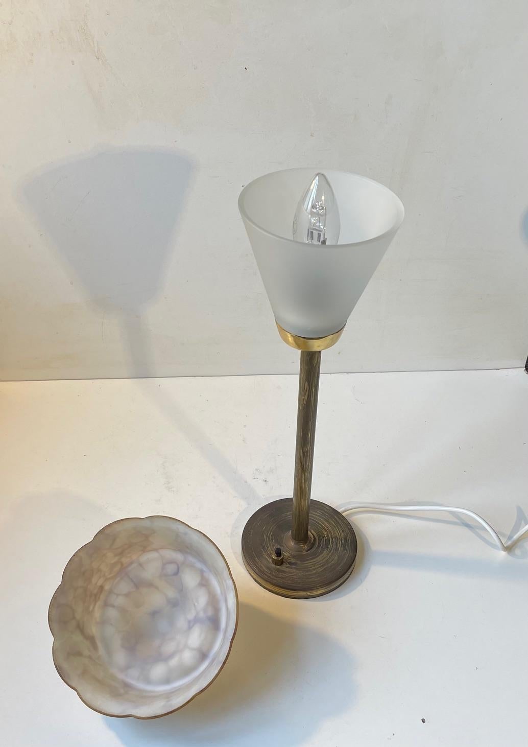 Laiton Lampe de table fonctionnaliste danoise en laiton et verre marbré par Fog & Mørup en vente