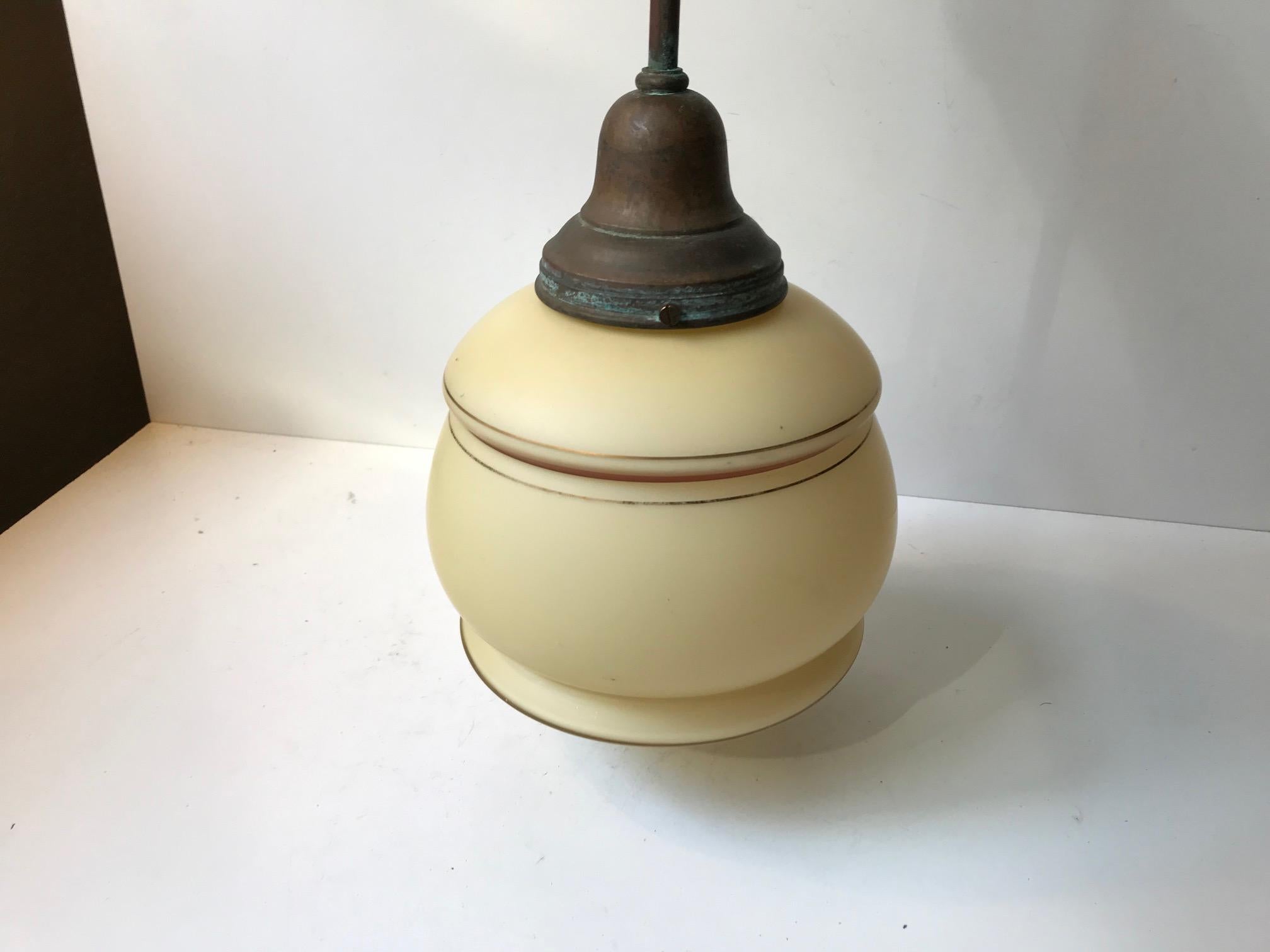 Metà XX secolo Lampada a sospensione Funkis danese in vetro opalino pastello e ottone, anni '40 in vendita