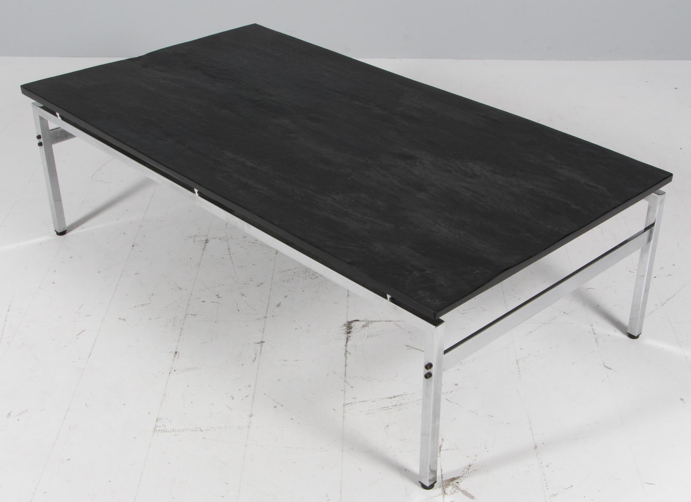 Table basse en acier avec plateau en ardoise. Fabriqué dans les années 1970
