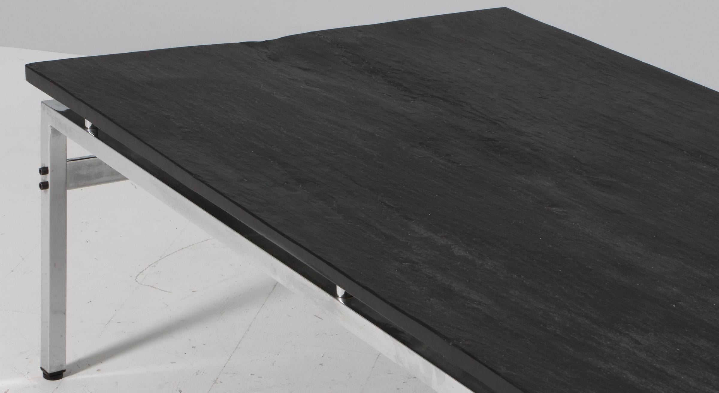 Européen Table de canapé de fabricant de meubles danois en chêne et ardoise, années 1970 en vente