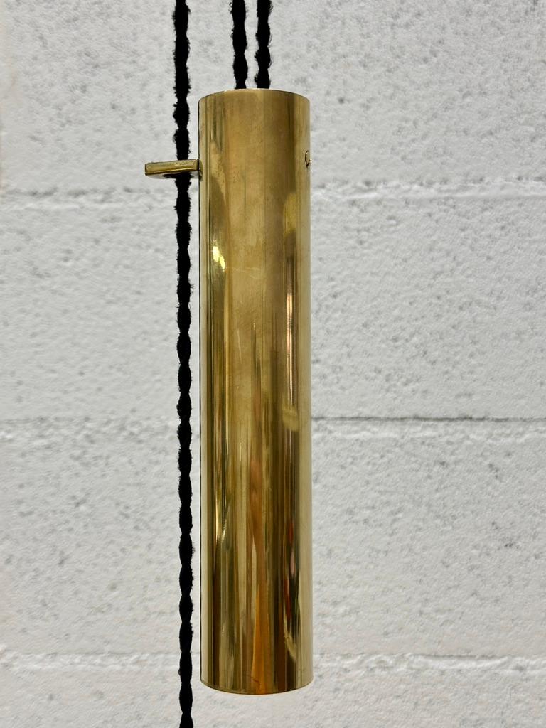 Suspension danoise en laiton Fusijama de Th. Valenti 1970.

Le plafonnier avec suspension à contrepoids en laiton, fabriqué par Lyfa en 1960, est un exemple impressionnant du design d'éclairage danois du milieu du XXe siècle. Cette lampe allie