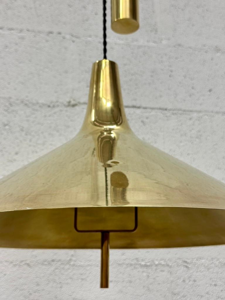 Suspension danoise en laiton Fusijama de Th. Valenti 1960 Bon état - En vente à Genève, GE