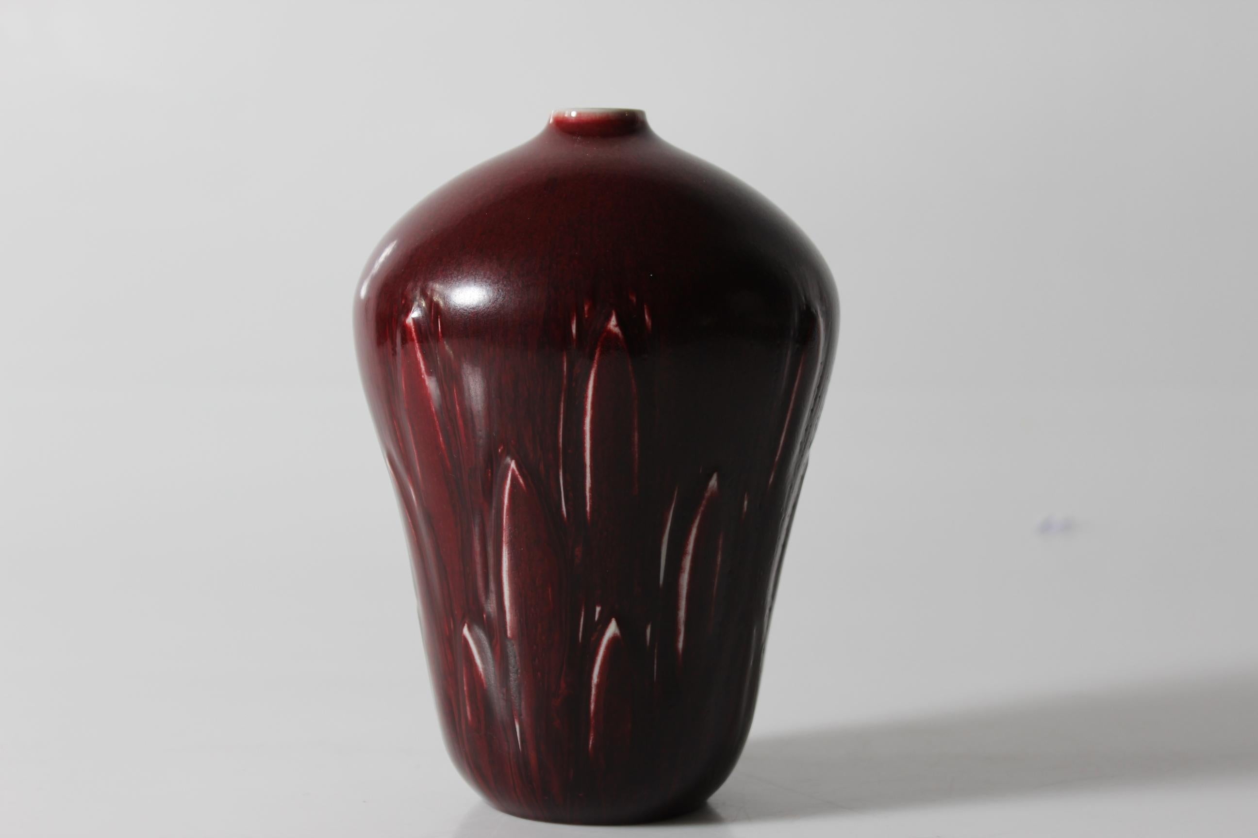 Dänische Gerd Bøgelund für Royal Copenhagen Große Blatt Vase mit Oxblood Glasur 60s (Skandinavische Moderne) im Angebot