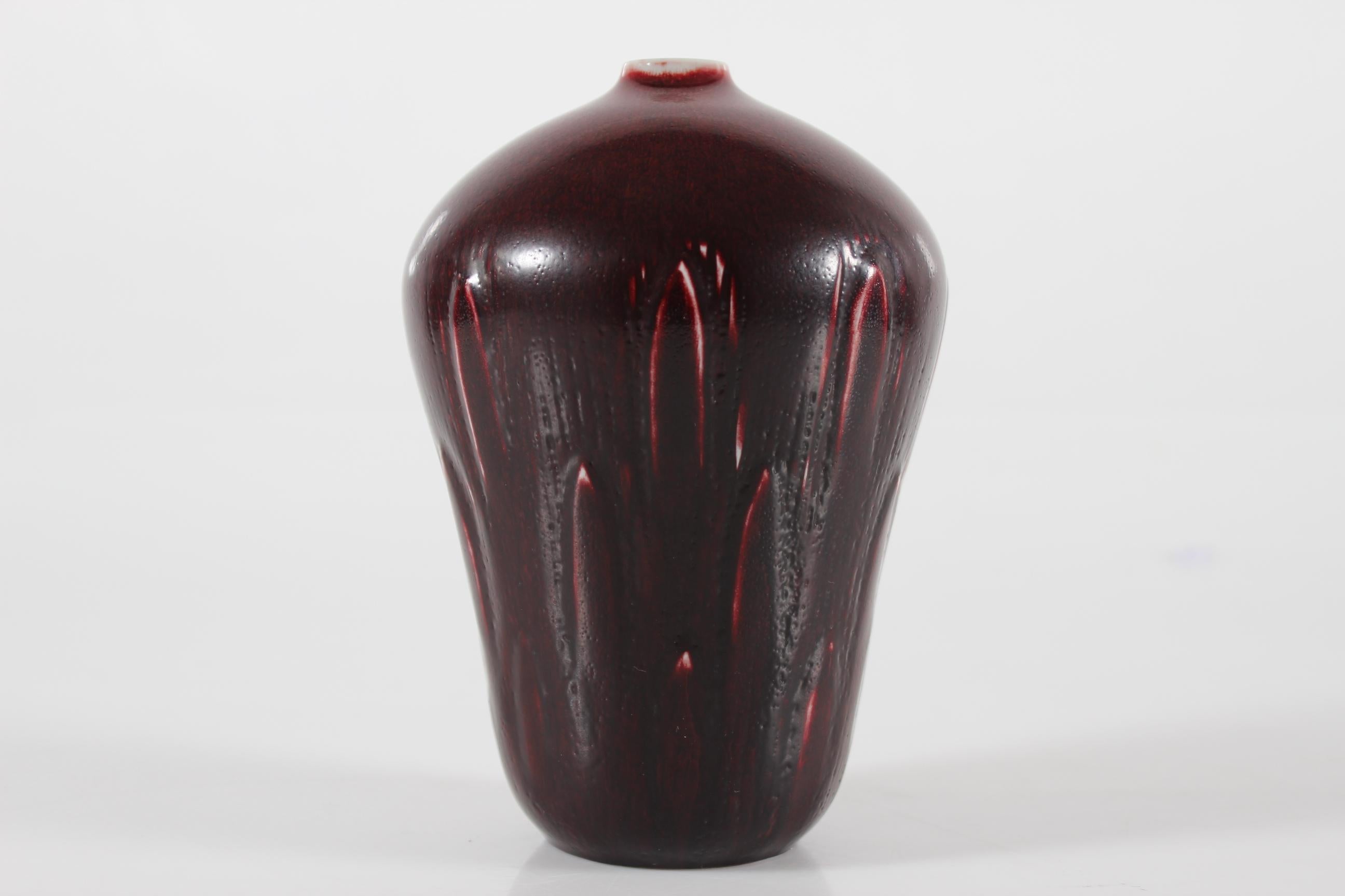 Danese Vaso danese a foglie grandi Gerd Bøgelund per Royal Copenhagen con smalto color sangue di bue anni '60 in vendita
