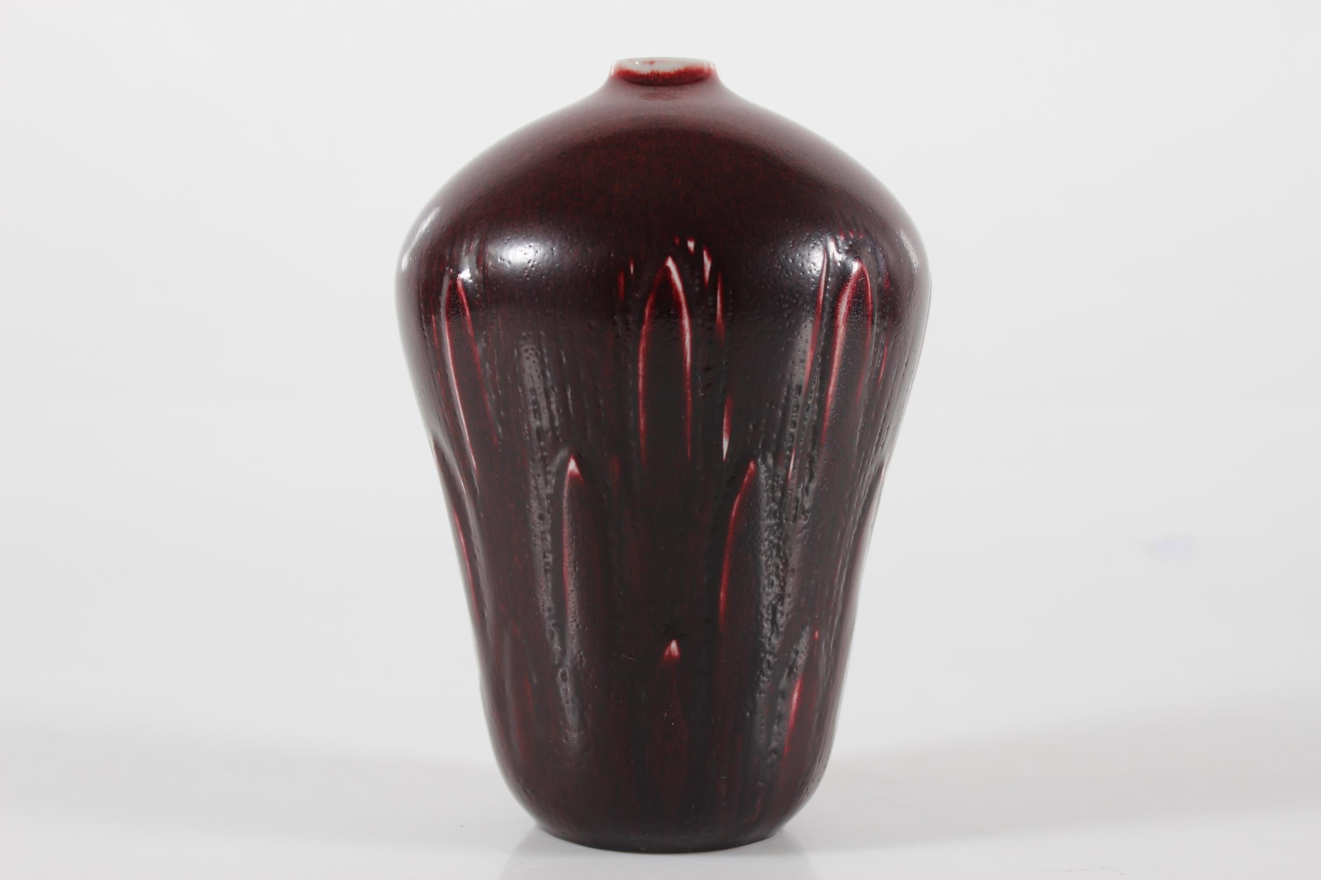 Danois Vase danois Gerd Bøgelund pour Royal Copenhagen à larges feuilles et glaçure sang-de-bœuf années 60 en vente