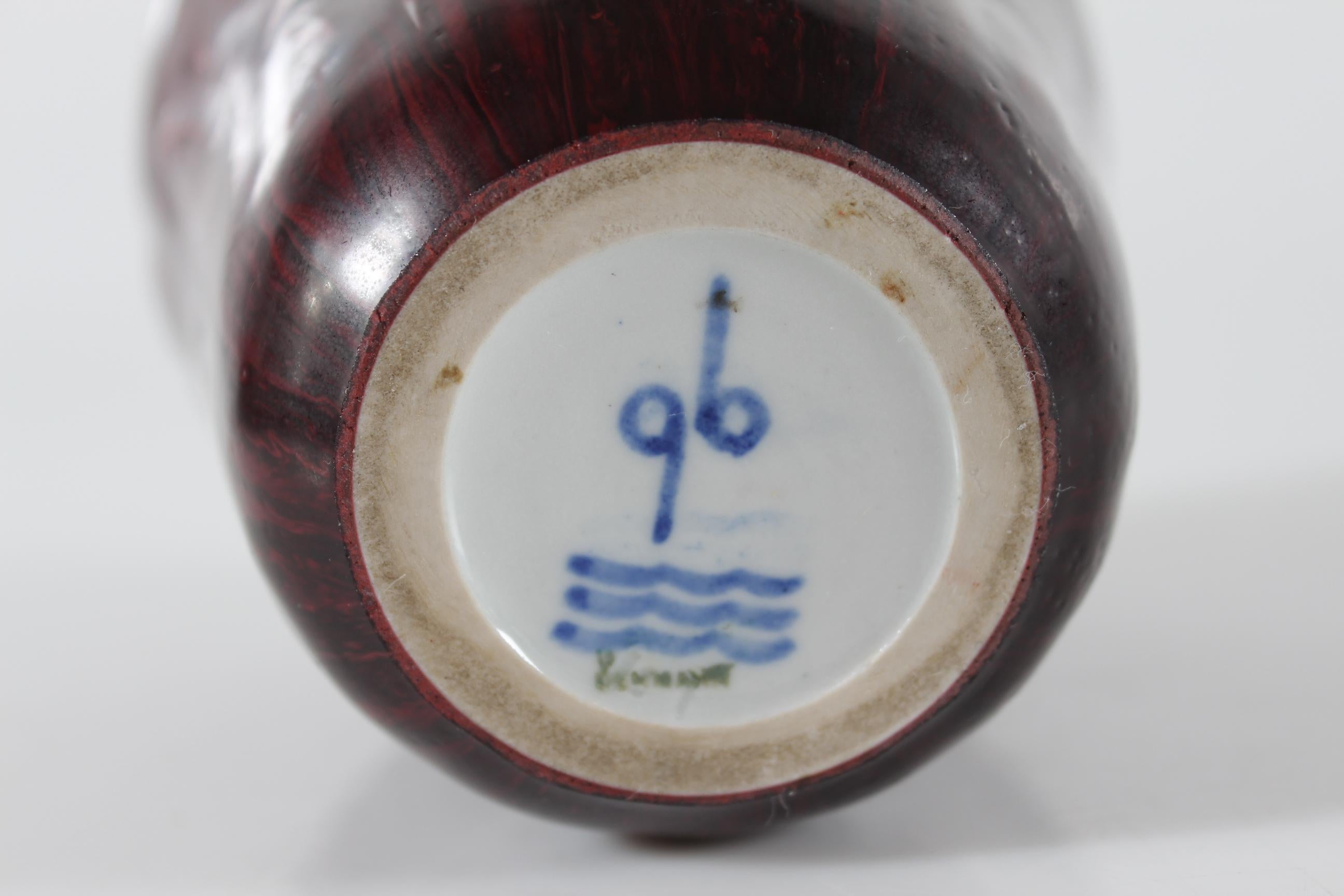 Grès porcellanato Vaso danese a foglie grandi Gerd Bøgelund per Royal Copenhagen con smalto color sangue di bue anni '60 in vendita