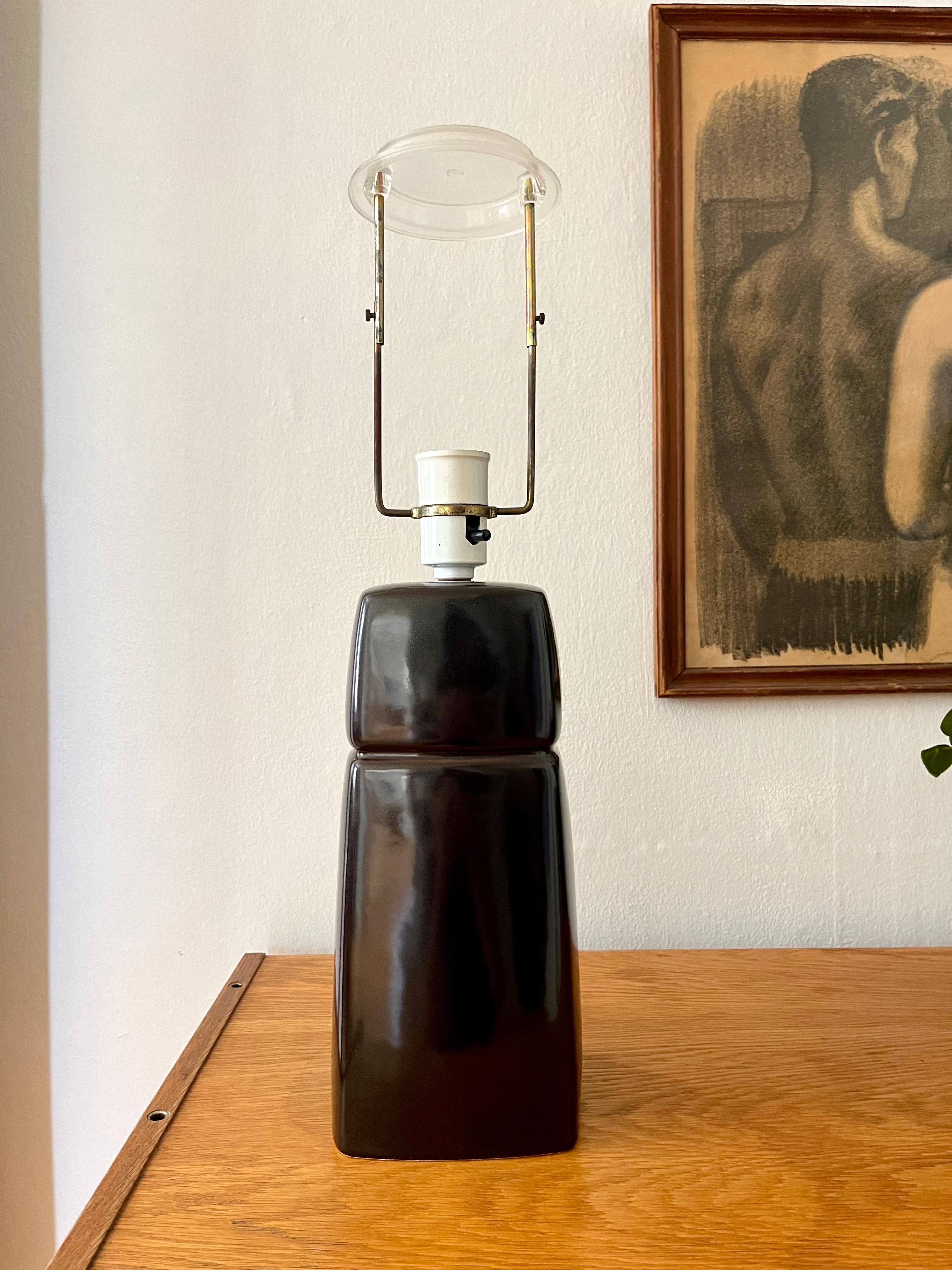 Danish Gerd Hiort Petersen Modernist Ceramic Table Lamp, 1960s In Good Condition For Sale In Frederiksberg C, DK
