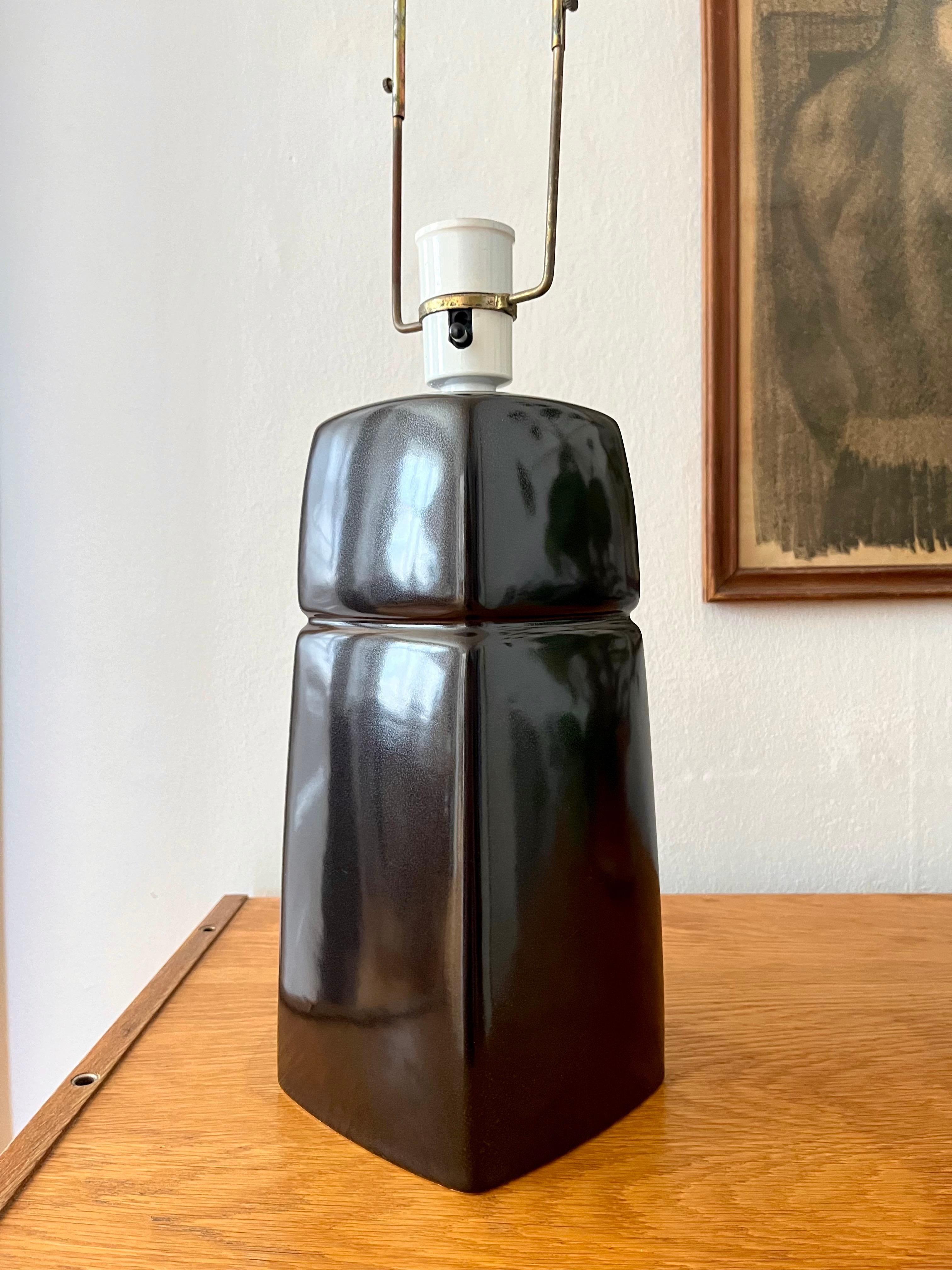 20th Century Danish Gerd Hiort Petersen Modernist Ceramic Table Lamp, 1960s For Sale