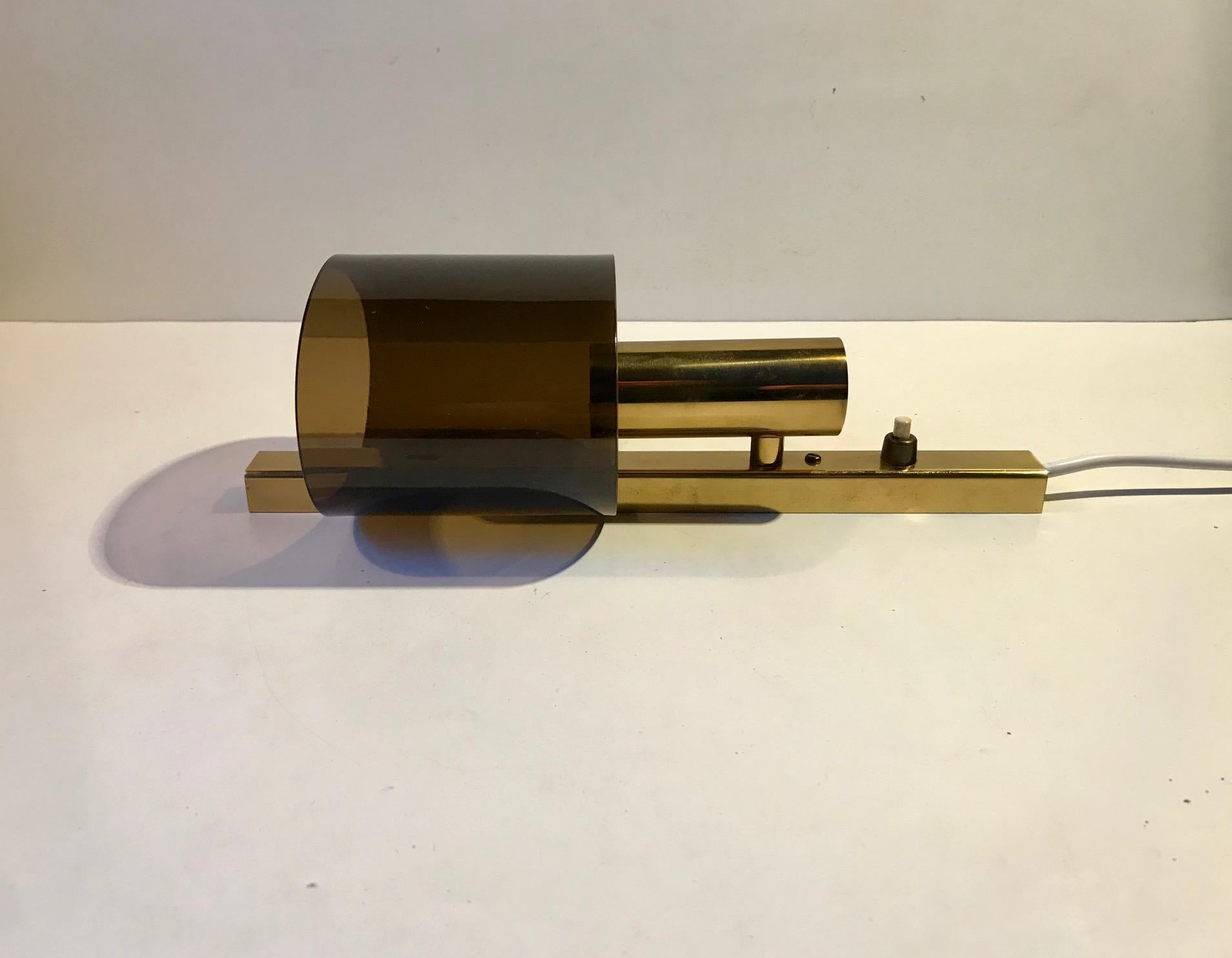 Aplique danés de latón dorado y lucita ahumada de Hassel & Teudt, años 60 en Bueno estado para la venta en Esbjerg, DK