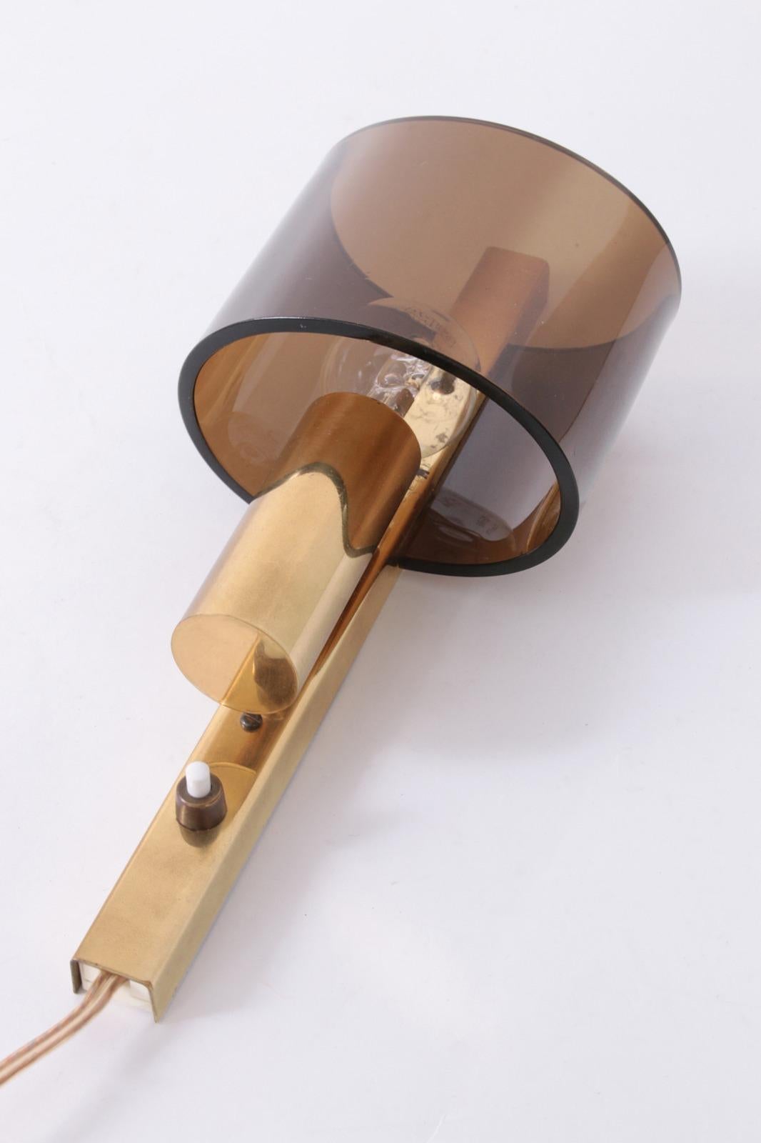 Mid-Century moderno Scontrino danese in ottone dorato e vetro acrilico fumé di Hassel & Teudt, anni '60 in vendita