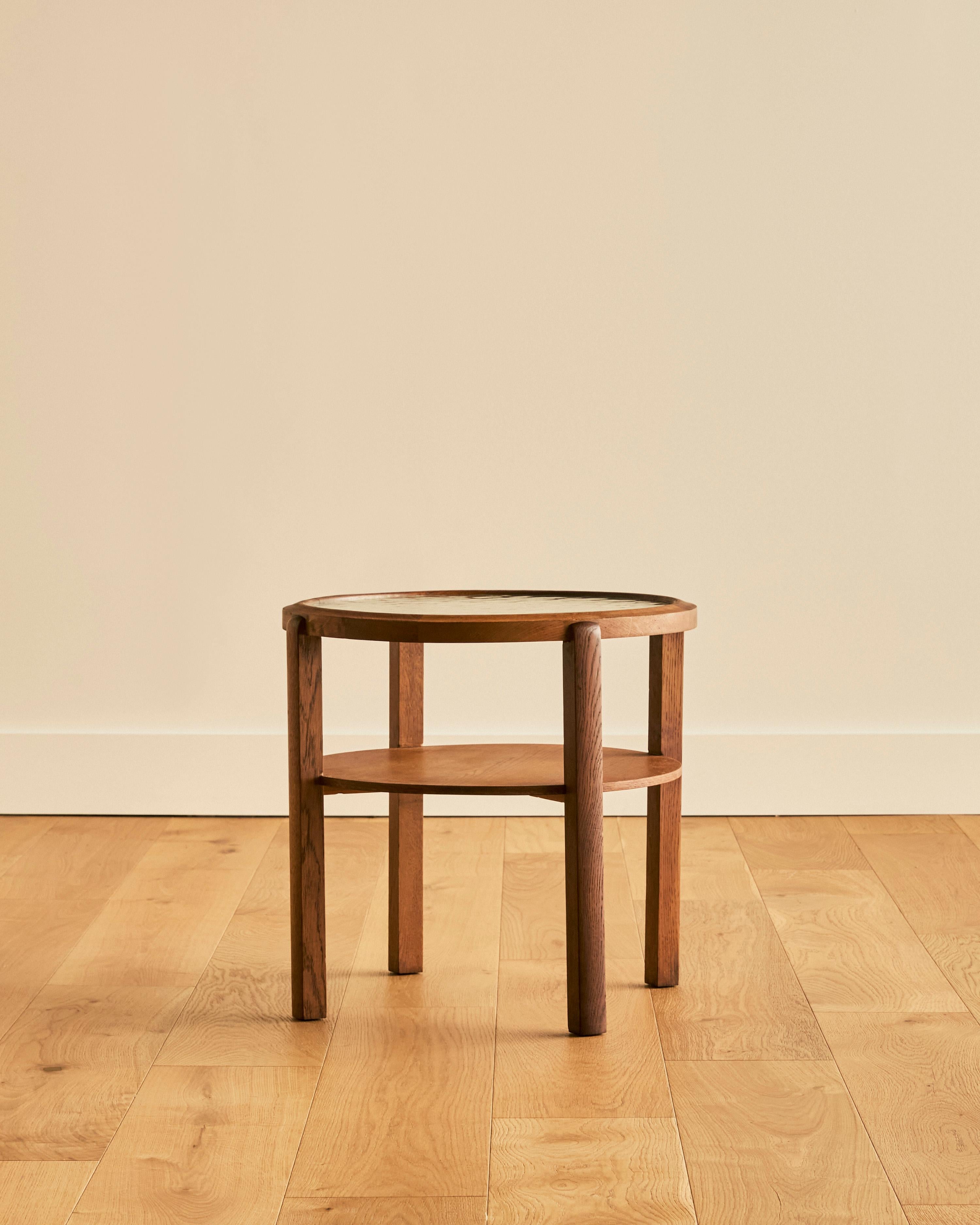 Table d'appoint ronde danoise en verre et en chêne C.C.C., vers 1960, avec un plateau en verre galbé, une base en bois de chêne et une étagère. 