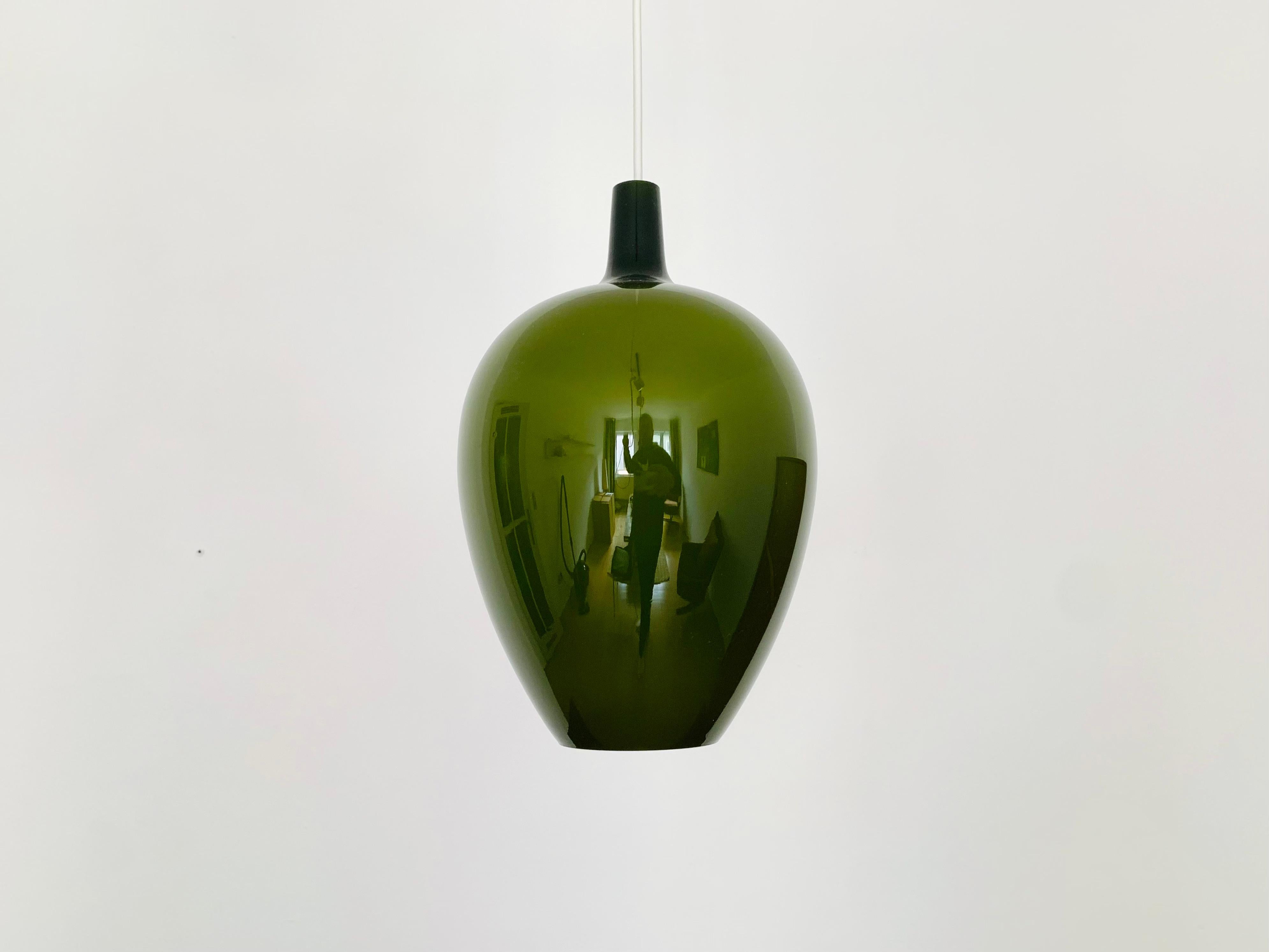 Wunderschöne dänische Glas-Pendelleuchte aus den 1960er Jahren.
Das Design macht die Lampe zu einer echten Bereicherung und zu einem absoluten Favoriten für jedes Zuhause.
Es entsteht ein angenehmes Licht.

Gestaltung: Jo Hammerborg
Hersteller: Fog