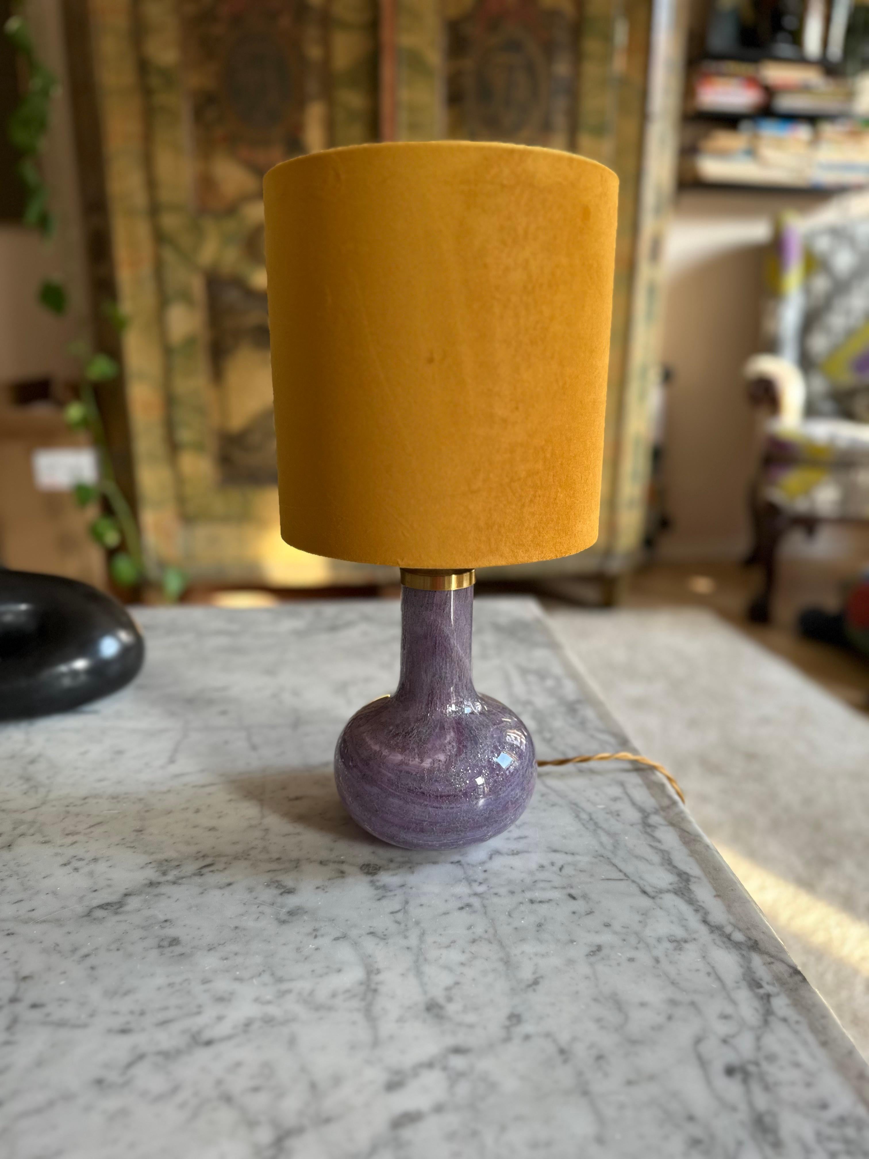 Lampe de table danoise en verre - Holmegaard, Troll 2 par Sidse Werner, années 1970/80
Cette exquise lampe de table danoise, modèle Troll 2, a été conçue par Sidse Werner pour Holmegaard dans les années 1970/80. La base en verre soufflé à la main