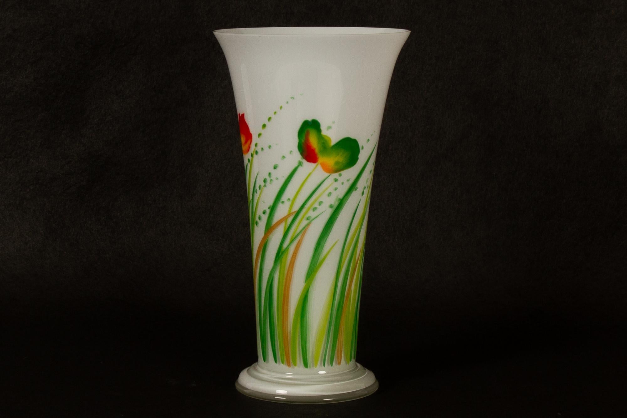 Danish glass vase by Ole Kortzau for Holmegaard 1978.
Tall glass vase designed by Danish artist Ole Kortzau and made by Danish glassworks Holmegaard. This model was only produced in a limited period around 1978. Height 29.5 cm.
Very good